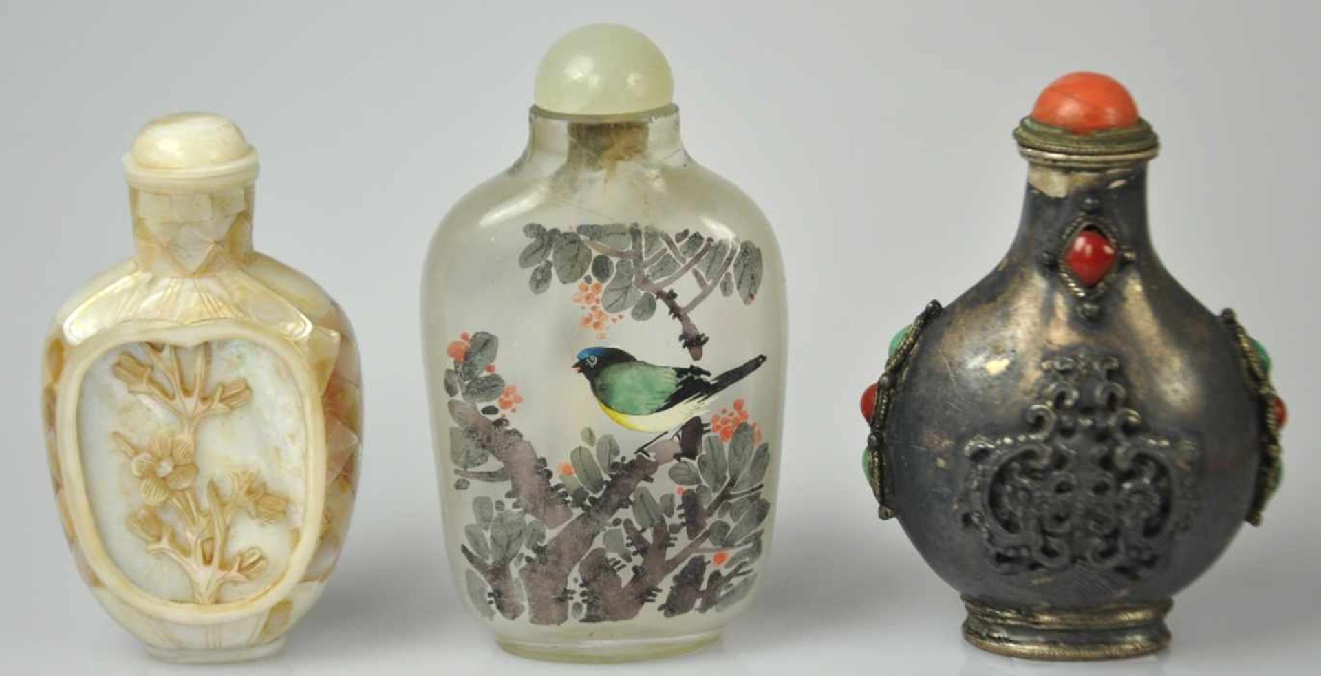 3 SNUFF BOTTLES bestehend aus einer Snuff bottle aus Glas mit Innenbemalung mit Vögeln, eine aus