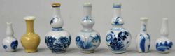 7 MINIATUR-VASEN "Doll-house-vases", 7 dekoriert in Blaumalerei, eine in Beige, verschiedene Formen,