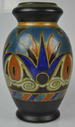VASE Eiform, dekoriert mit farbigem stilisierten floralen Dekor, Keramik, Gouda Holland, Anf. 20.
