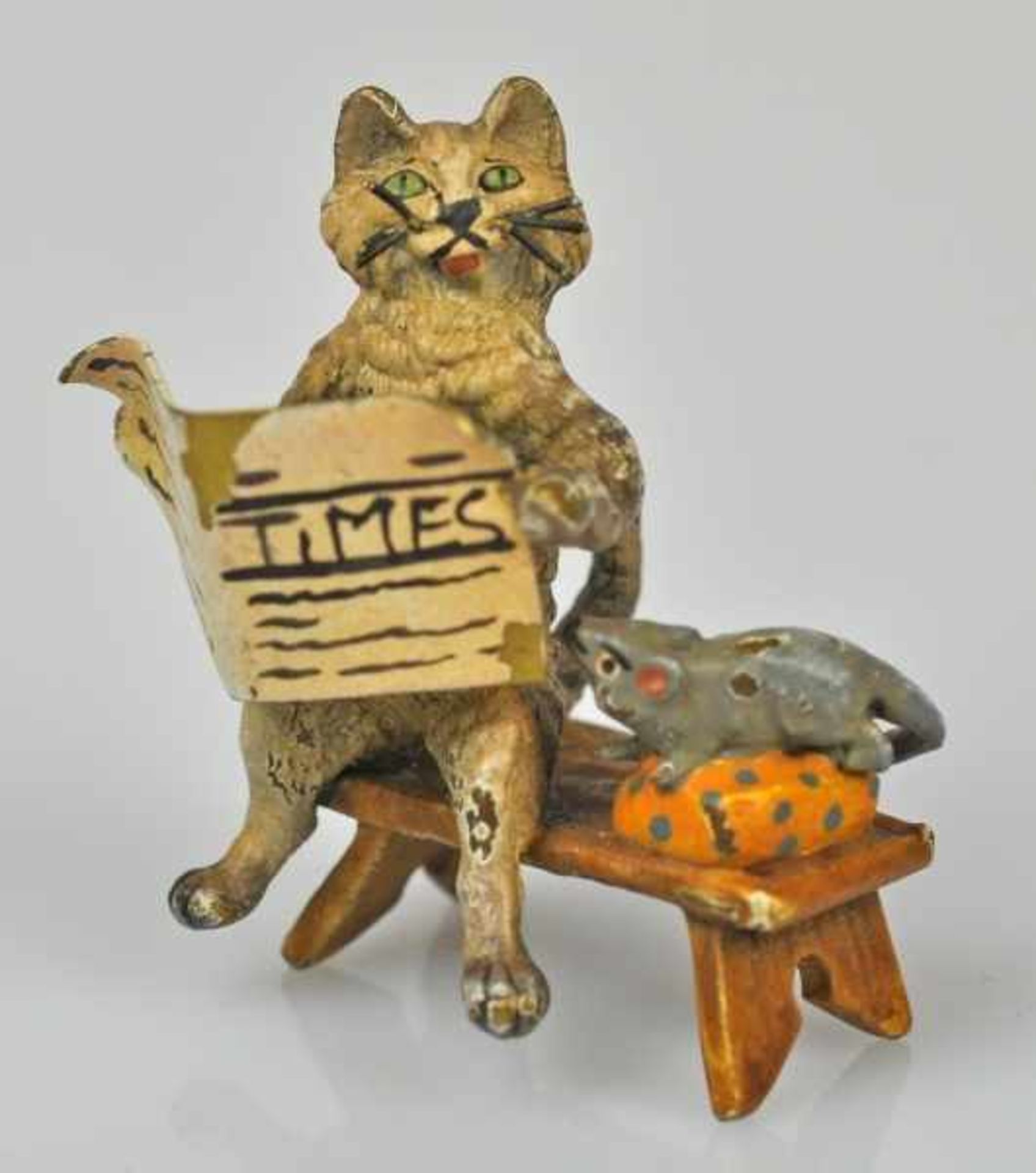 KATZE MIT TIMES auf einer Bank sitzend, neben ihr eine Maus, Wiener Bronze, polychrom bemalt,