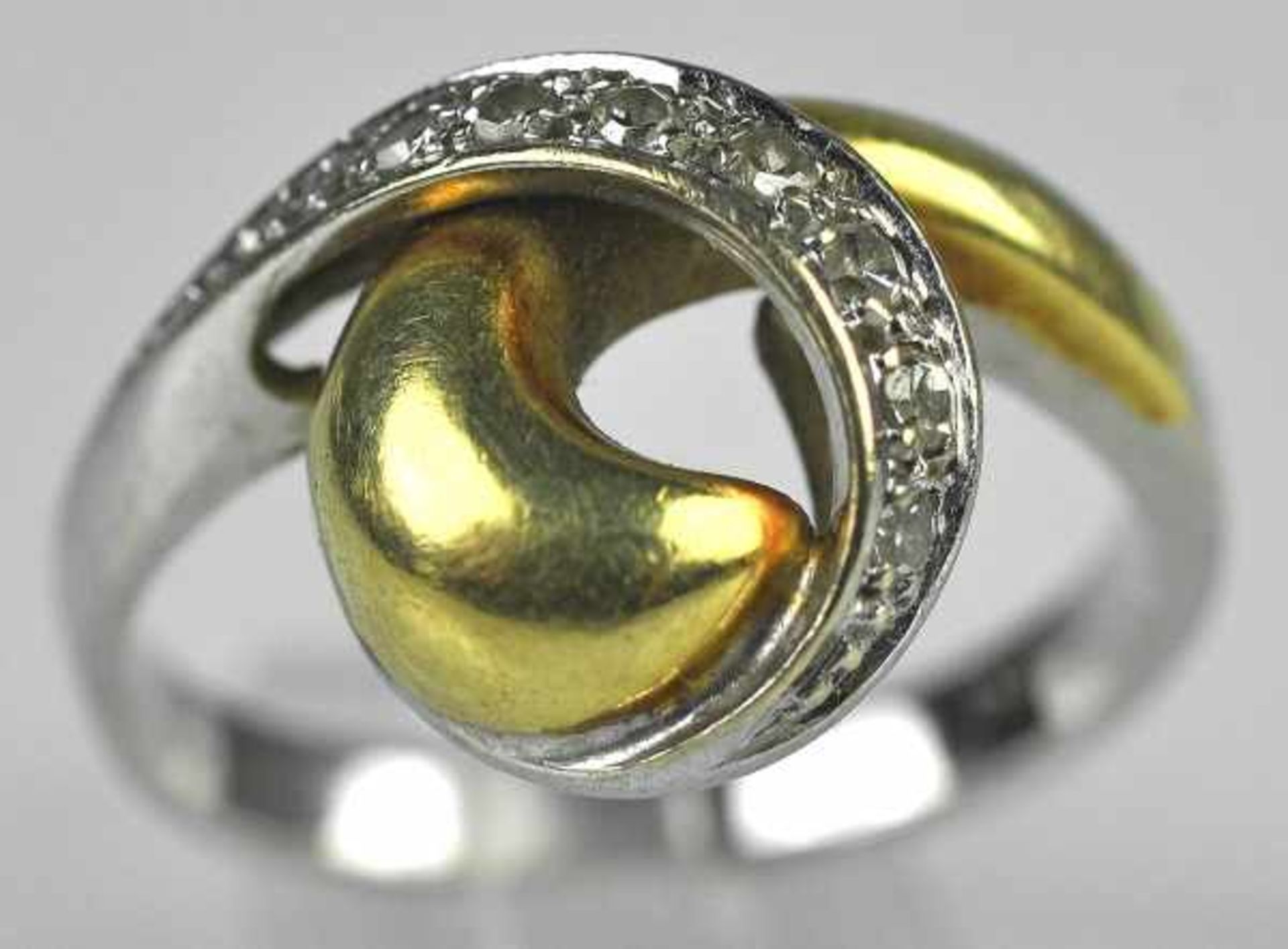 KNOTENRING bicolor, Weißgoldband besetzt mit Diamanten mit poliertem Gelbgoldband, Gold 14ct, 4,56g,
