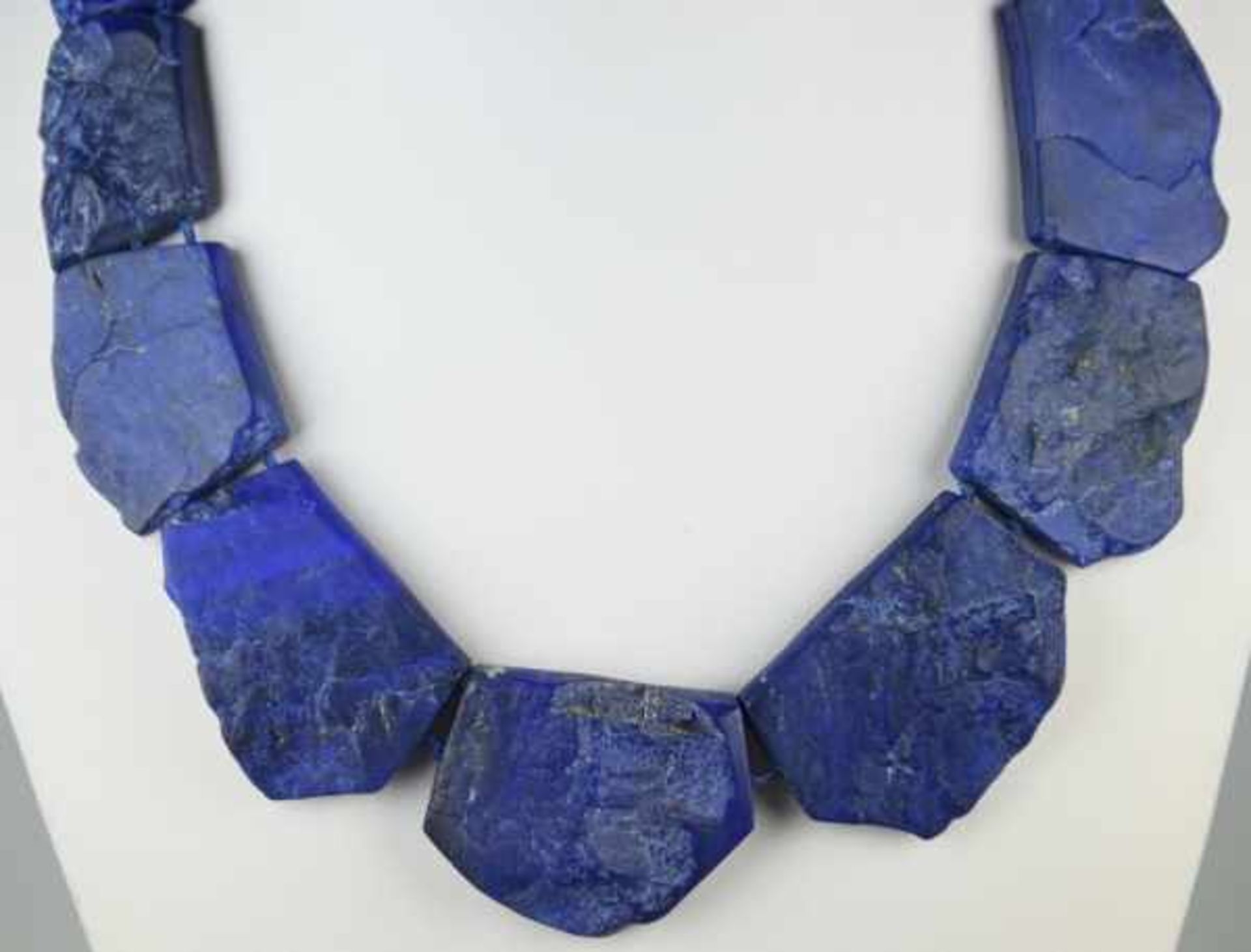 MODERNE KETTE aus flachen, unregelmäßigen blauen Steinen mit strukturierter Oberfläche, wohl