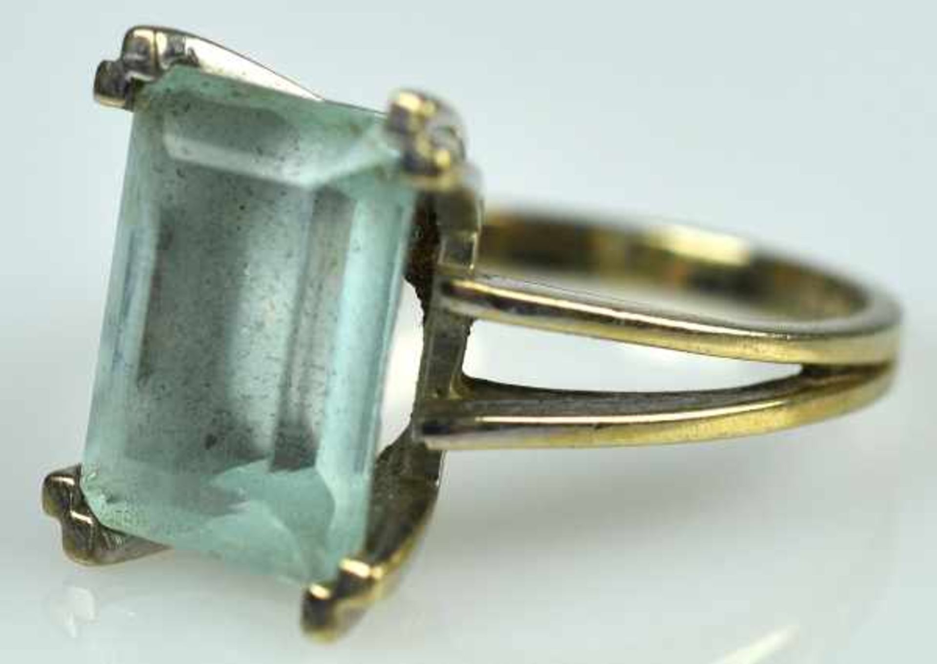 RING rechteckiger, hellblauer Stein mit Treppenschliff, wohl Aquamarin, in Weißgoldfassung 18ct, Gr. - Bild 2 aus 3