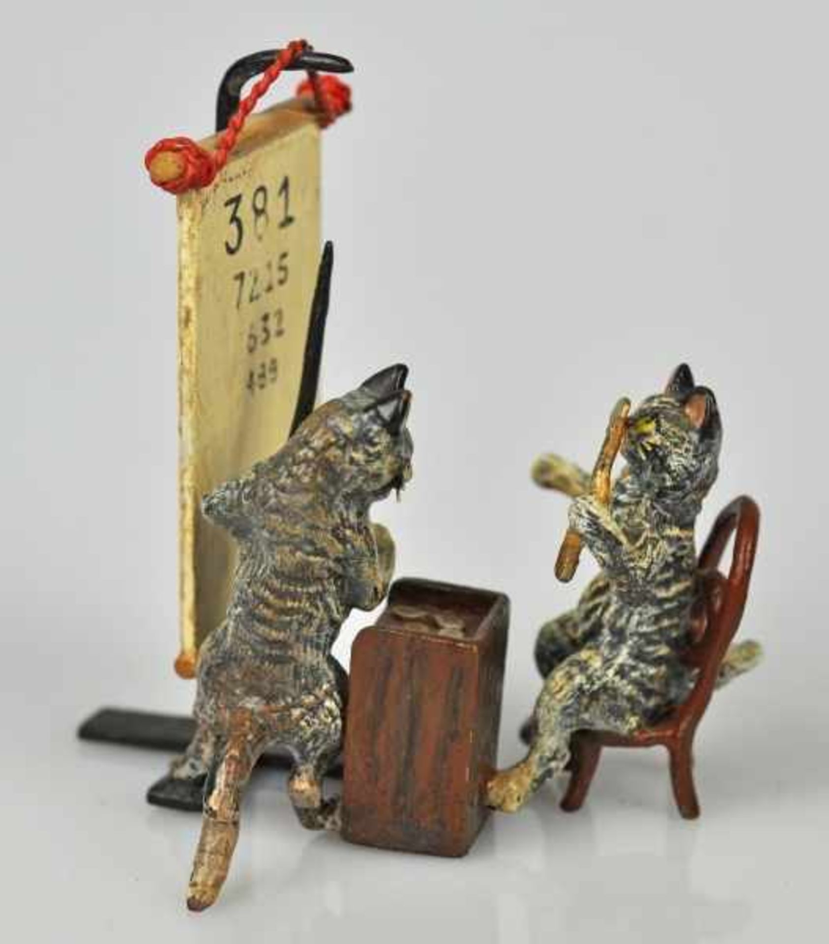 KATZENSEHTEST zwei Katzen beim Sehtest, polychrom bemalt, Wiener Bronze, Marke FBW, 6x4x4cm - Bild 2 aus 4