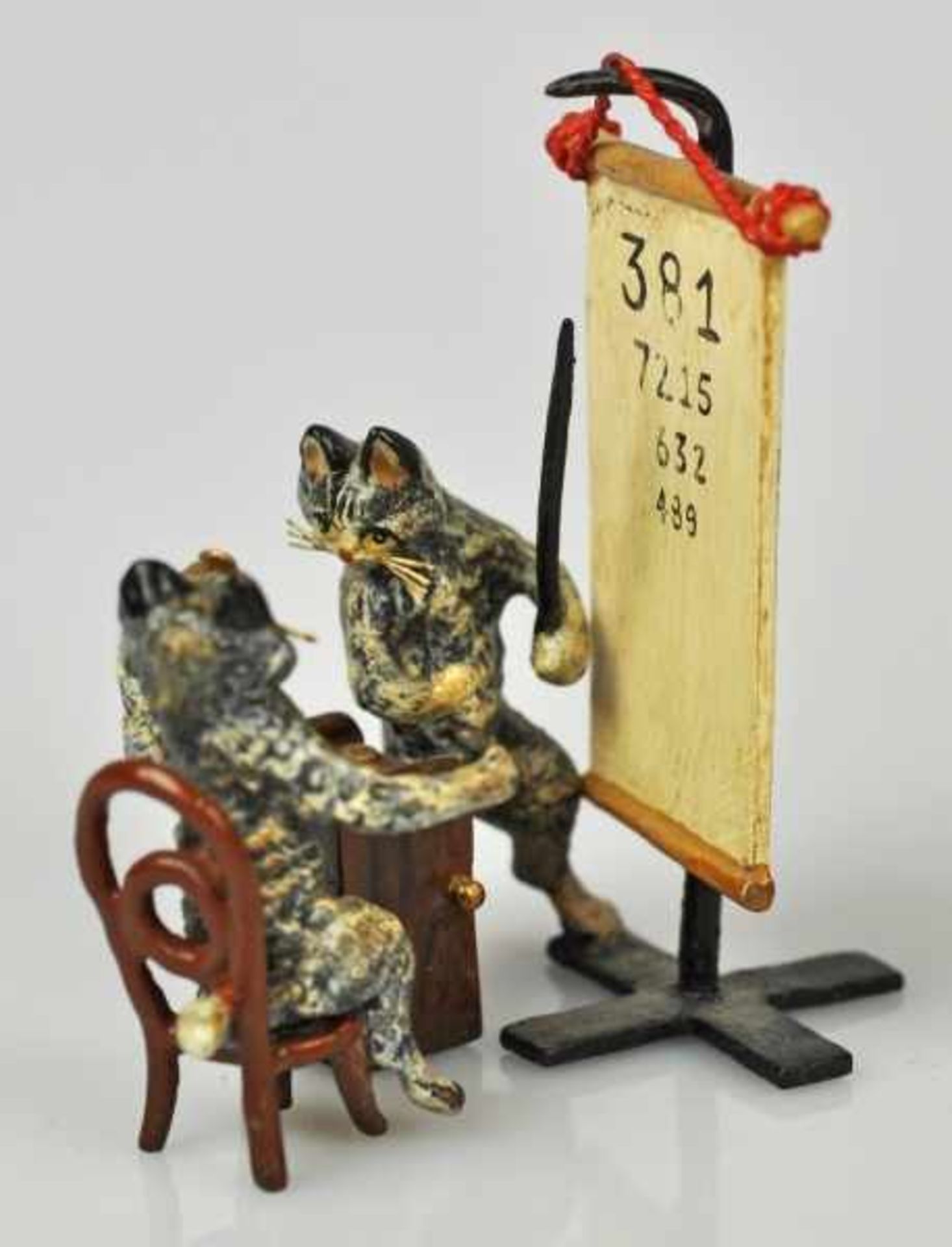 KATZENSEHTEST zwei Katzen beim Sehtest, polychrom bemalt, Wiener Bronze, Marke FBW, 6x4x4cm - Bild 3 aus 4