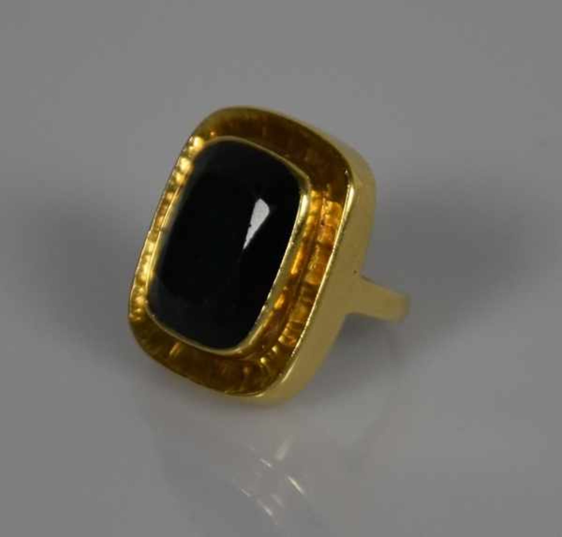 RING mit großem grünen geschliffenen Stein, wohl Turmalin, moderne Gelbgoldfassung 14ct, 9,9g, Gr.