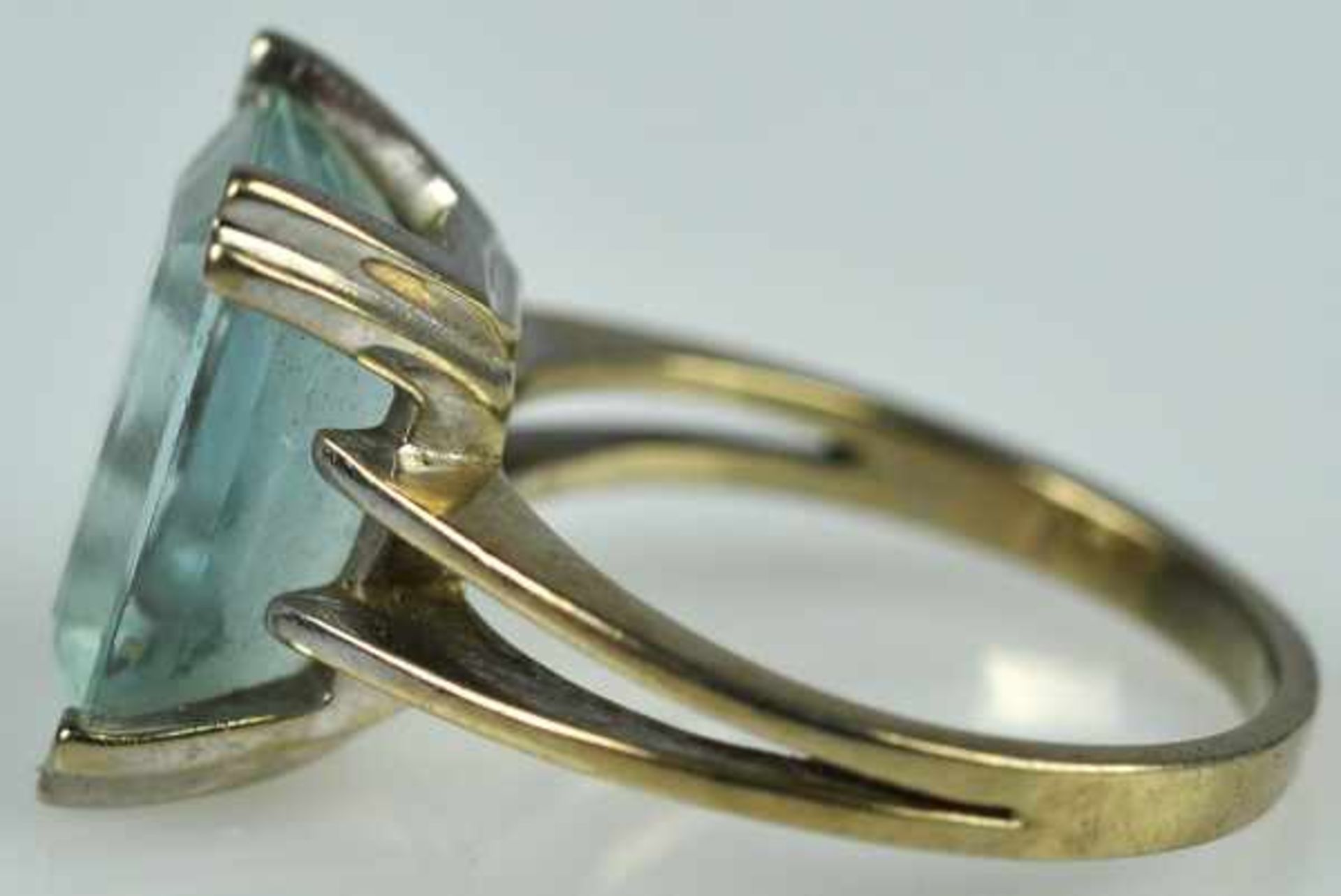 RING rechteckiger, hellblauer Stein mit Treppenschliff, wohl Aquamarin, in Weißgoldfassung 18ct, Gr. - Bild 3 aus 3