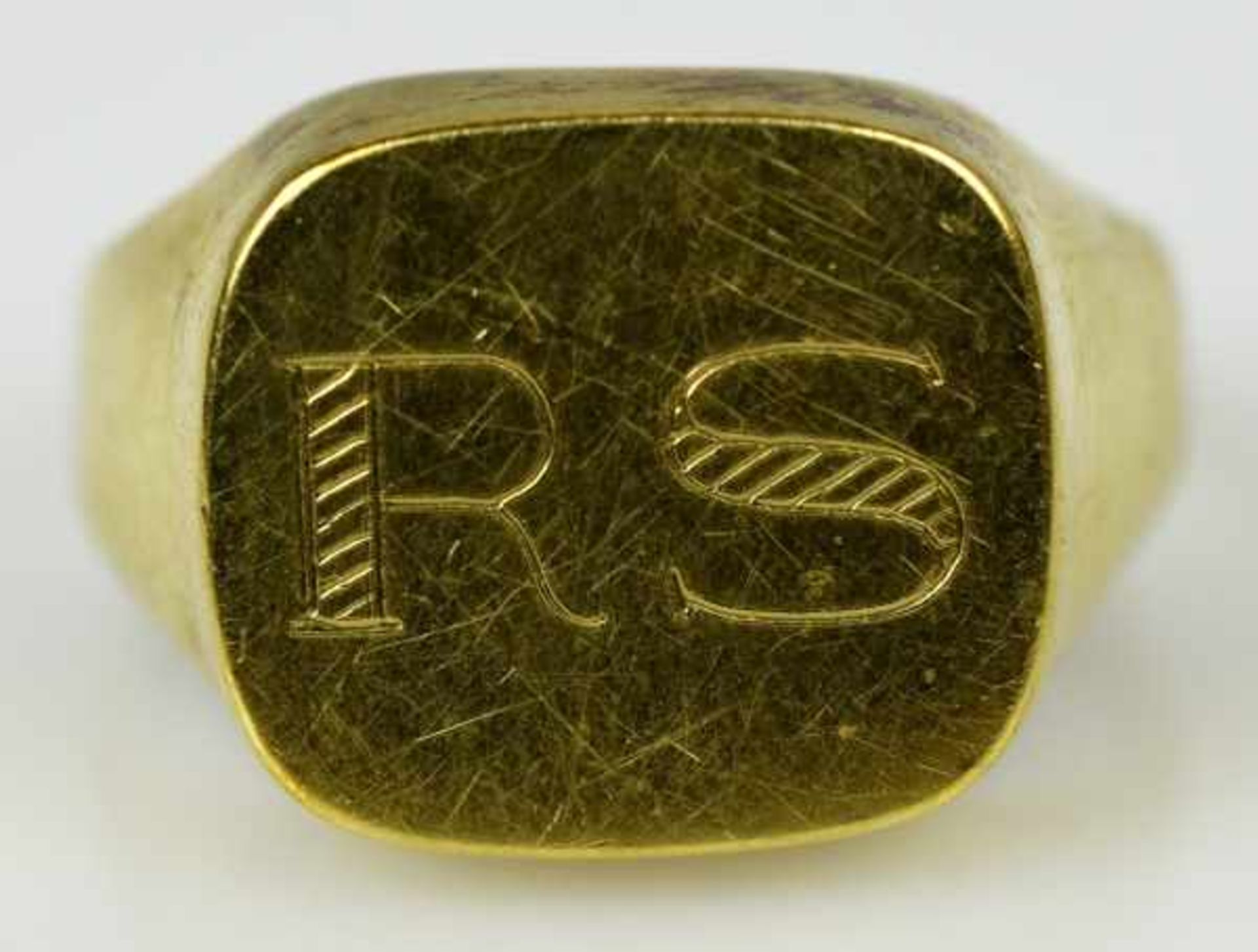 MONOGRAMMRING mit ovaler Goldplatte, darauf ziseliertes Monogramm " RS", Gelbgold 14ct, 3,8g, Gr.