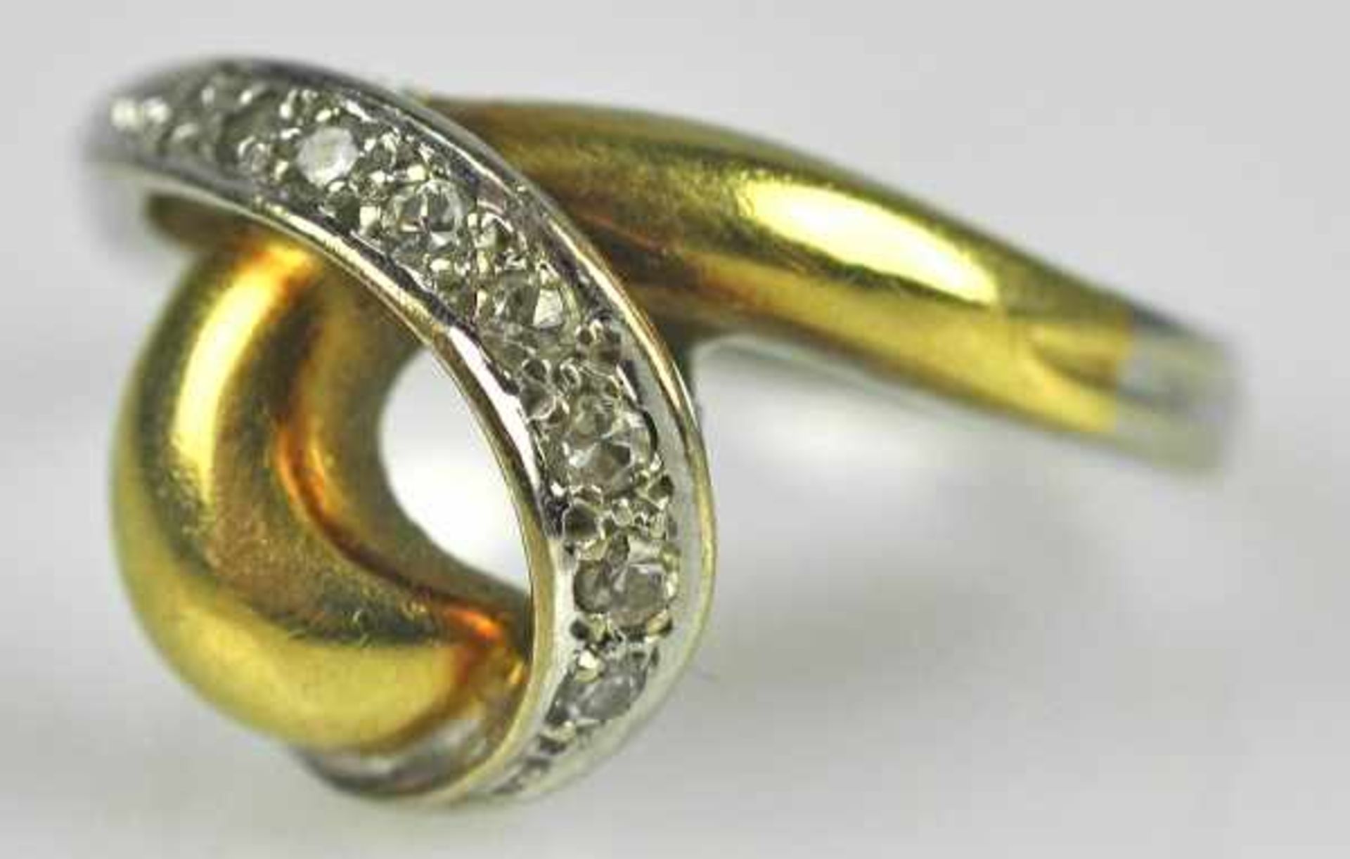 KNOTENRING bicolor, Weißgoldband besetzt mit Diamanten mit poliertem Gelbgoldband, Gold 14ct, 4,56g, - Bild 2 aus 3