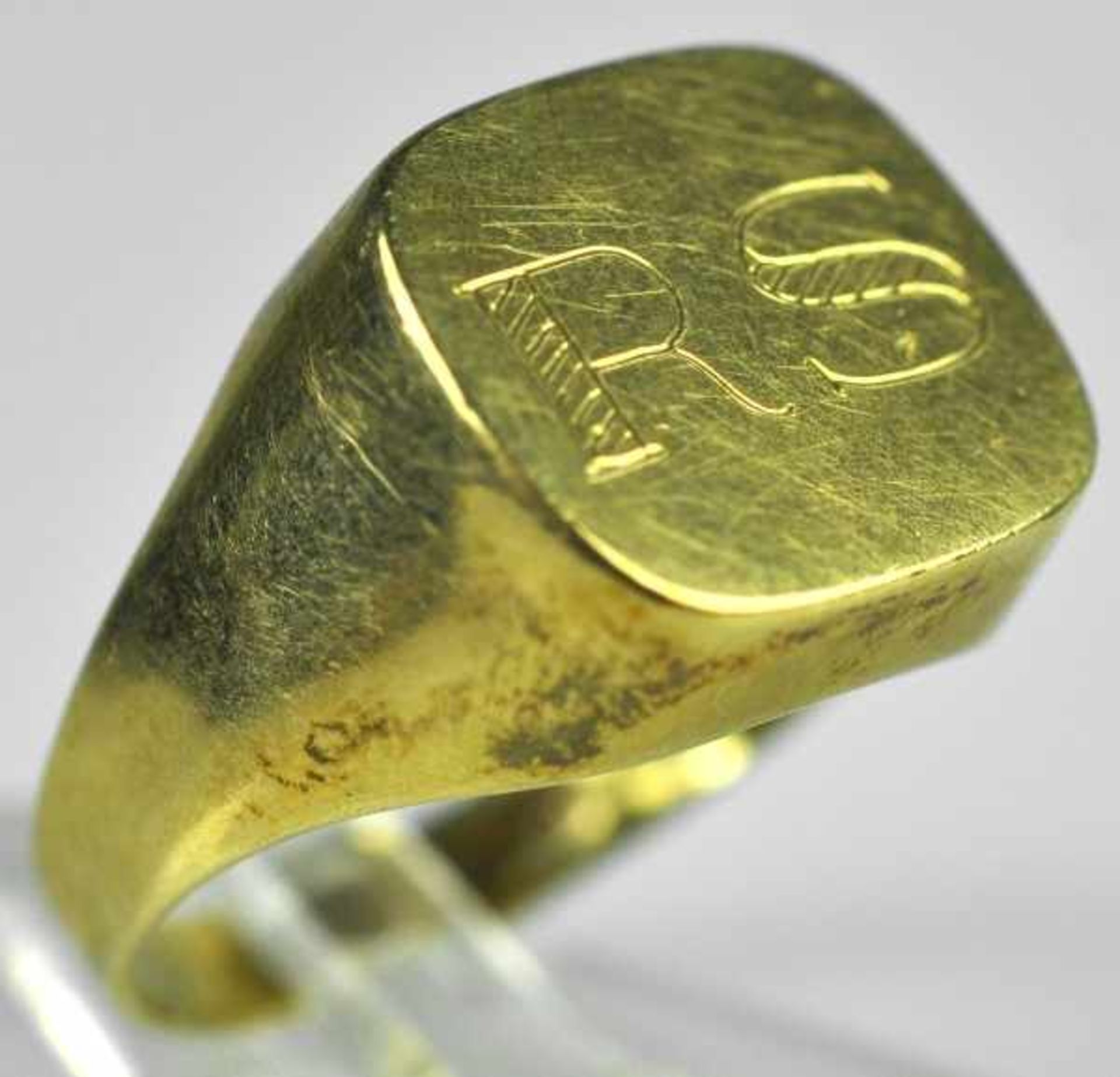 MONOGRAMMRING mit ovaler Goldplatte, darauf ziseliertes Monogramm " RS", Gelbgold 14ct, 3,8g, Gr. - Bild 2 aus 4