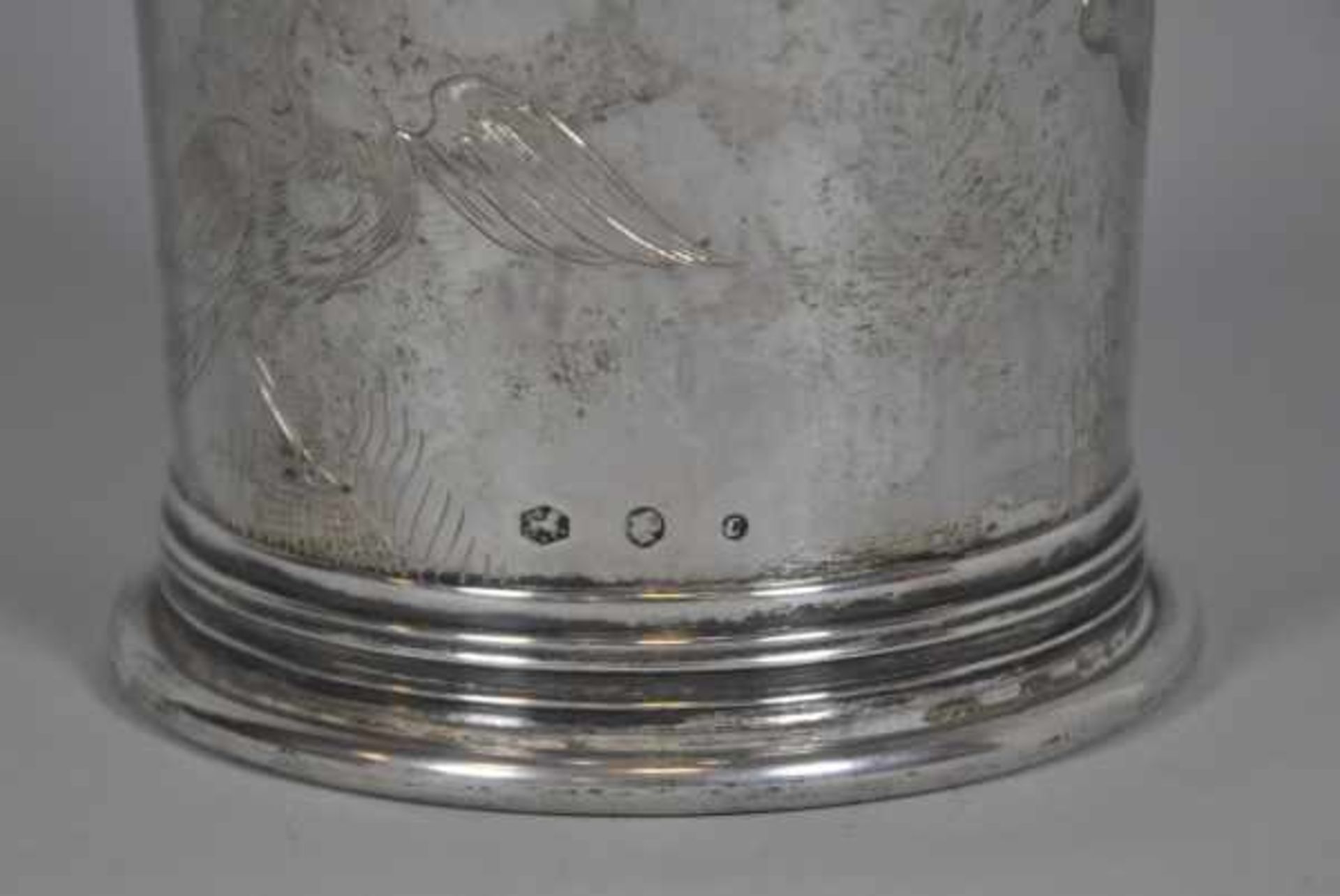 VASE becherförmig, nach oben hin ausgestellt, fein ziseliertes florales Dekor, Silber 833, 434gr, - Image 3 of 4