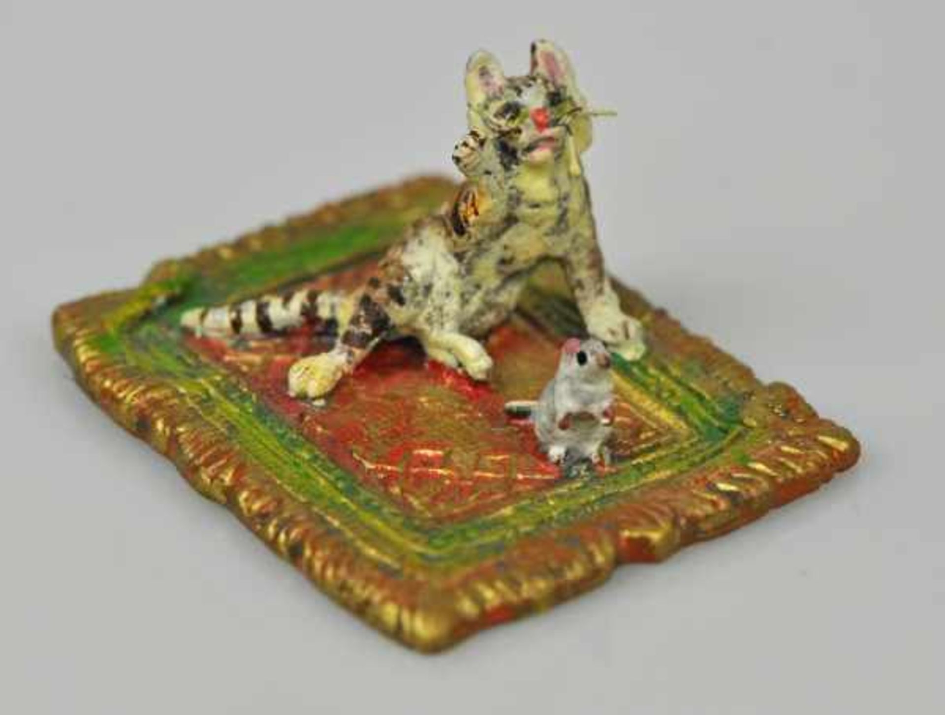 KATZE U. MAUS auf Teppich sitzend, fein polychrom bemalt, Wiener Bronze, signiert "Bermann Wien",