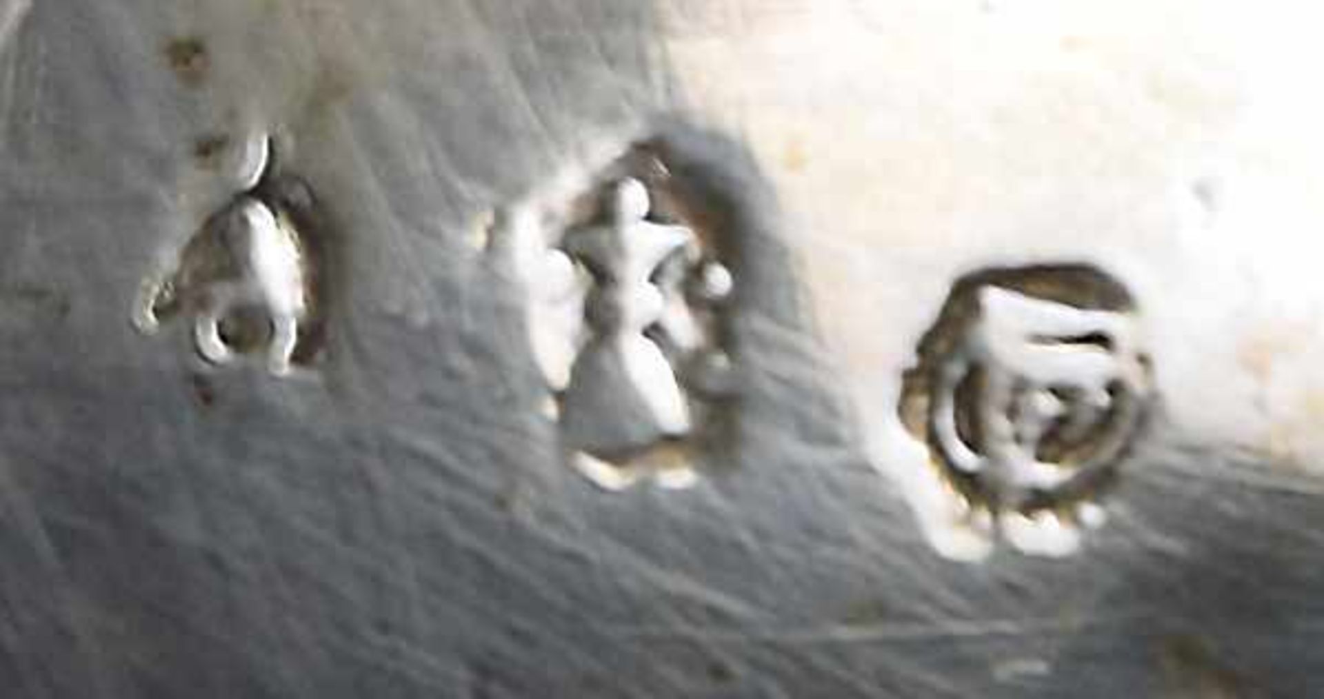 HENKELSCHÄLCHEN gebauchter Korpus mit aufwendigem Repousse-Dekor, dekoriert mit Putten, Wasservögeln - Bild 2 aus 3