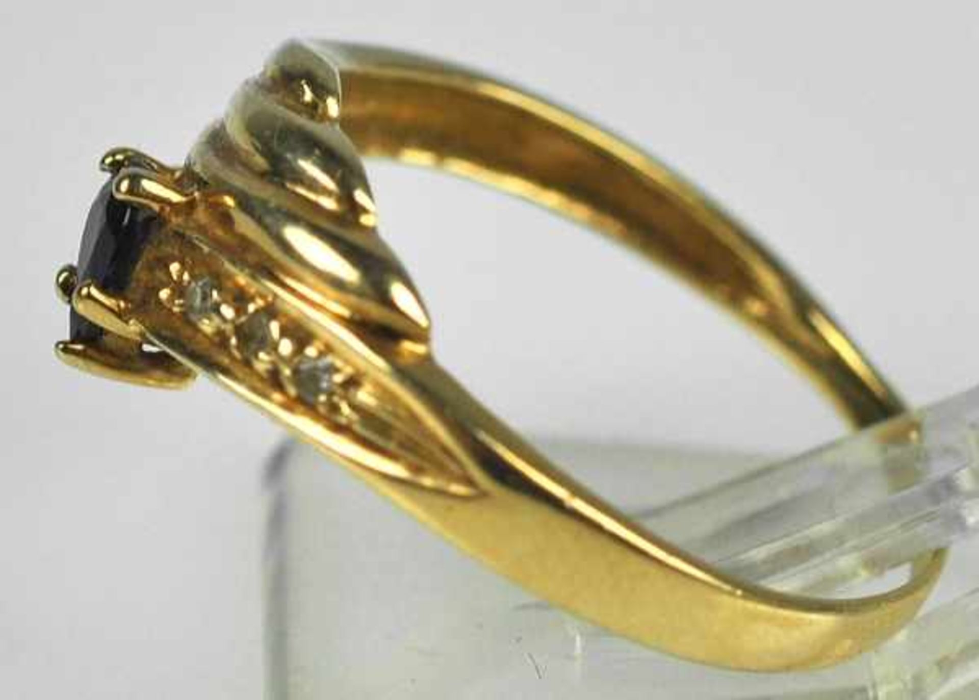 RING gerippter Dekor mit kleinem tropfenförmigem Saphir, 3 kleinen Diamanten als Besatz, Gelbgold - Bild 3 aus 3