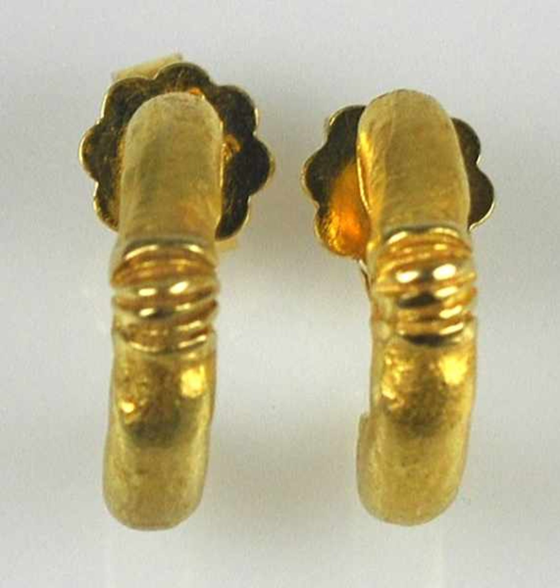 PAAR OHRSTECKER Bögen mit strukturierter Oberfläche, rückseitig Stecker und Schraube, Gelbgold 14ct, - Bild 2 aus 2