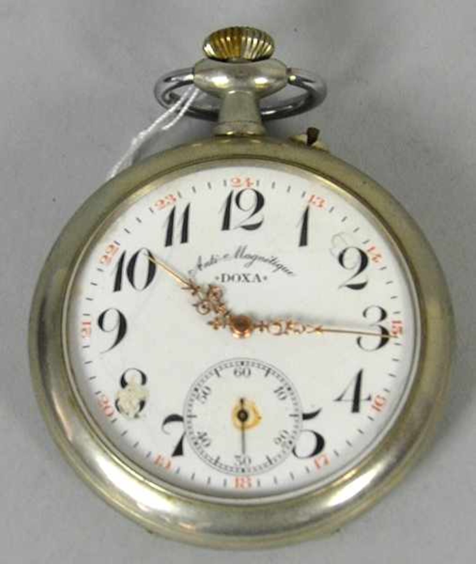 GROSSE TASCHENUHR Doxa, Antimagnétic, versilbertes Metallgehäuse mit Emailzifferblatt (l. besch.),