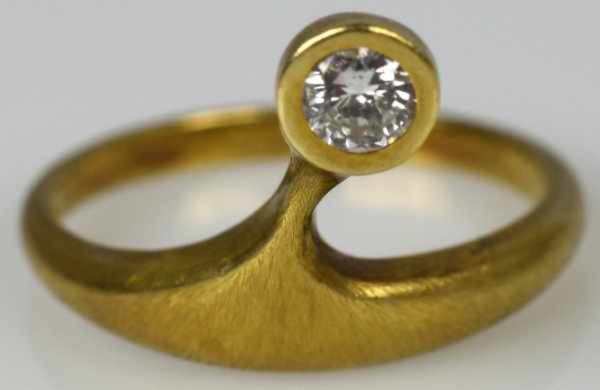 BRILLANT-RING moderner Entwurf mit schlicht gefasstem Brillant um 0,2-0,25ct, in Gelbgoldfassung