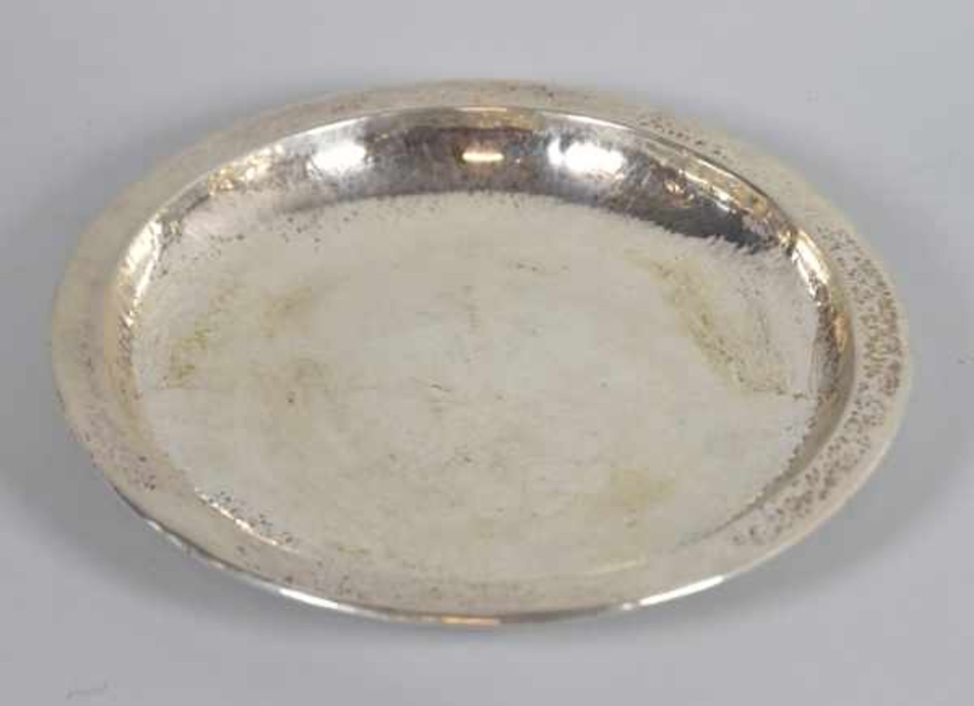 SCHALE rund, getieft, dekoriert mit Hammerschlagdekor, Silber 835, 528gr, D 27cm u. H 3cm