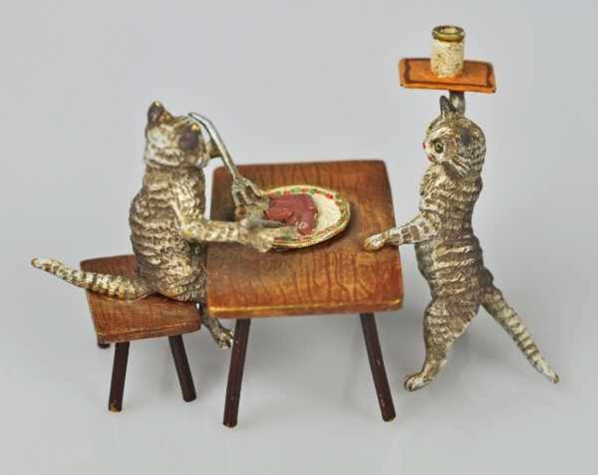 KATZENWIRTSCHAFT Katze am Tisch beim Essen, vor ihr weitere Katze als Kellner mit Tablett, Wiener - Bild 2 aus 4