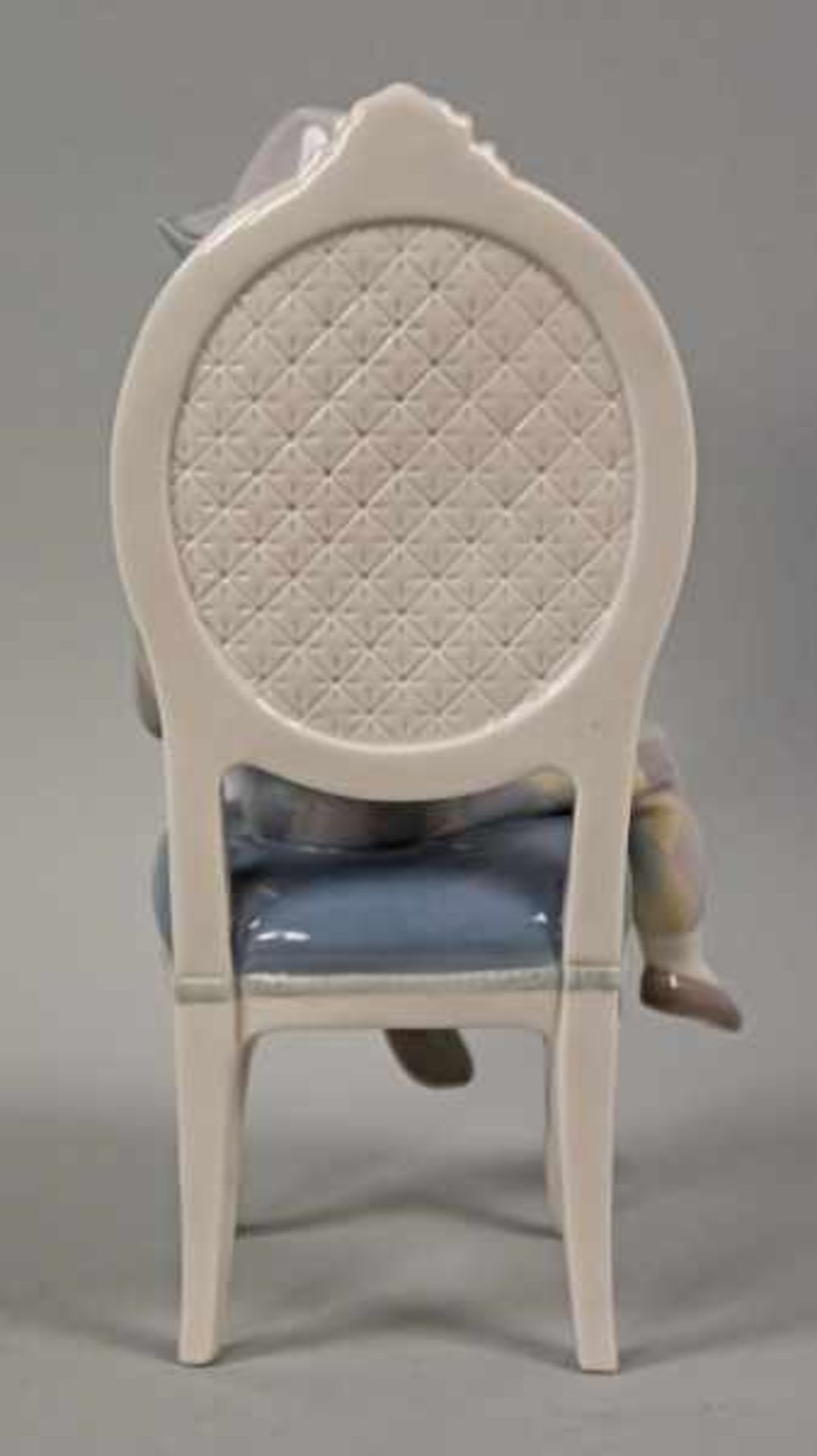 HARLEKIN mit breitem weißen Kragen, auf Stuhl sitzend, auf dem Schoß eine weiße Katze mit - Bild 5 aus 9