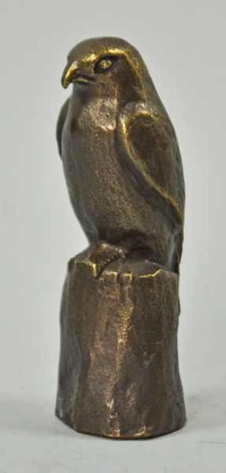 SITZENDER VOGEL Sperber auf Baumstumpf, Bronze, bez. Bag Turgi, H 10cm