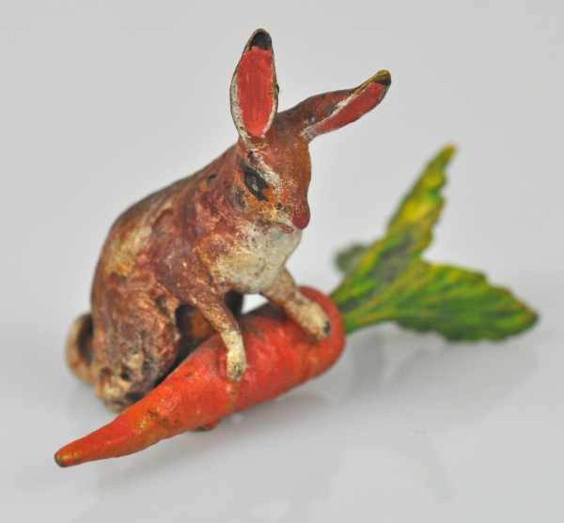 ZWEI HASEN einer auf Karotte sitzend, einer gemarkt, Wiener Bronze, polychrom bemalt, 3x5x3cm u. - Bild 3 aus 4