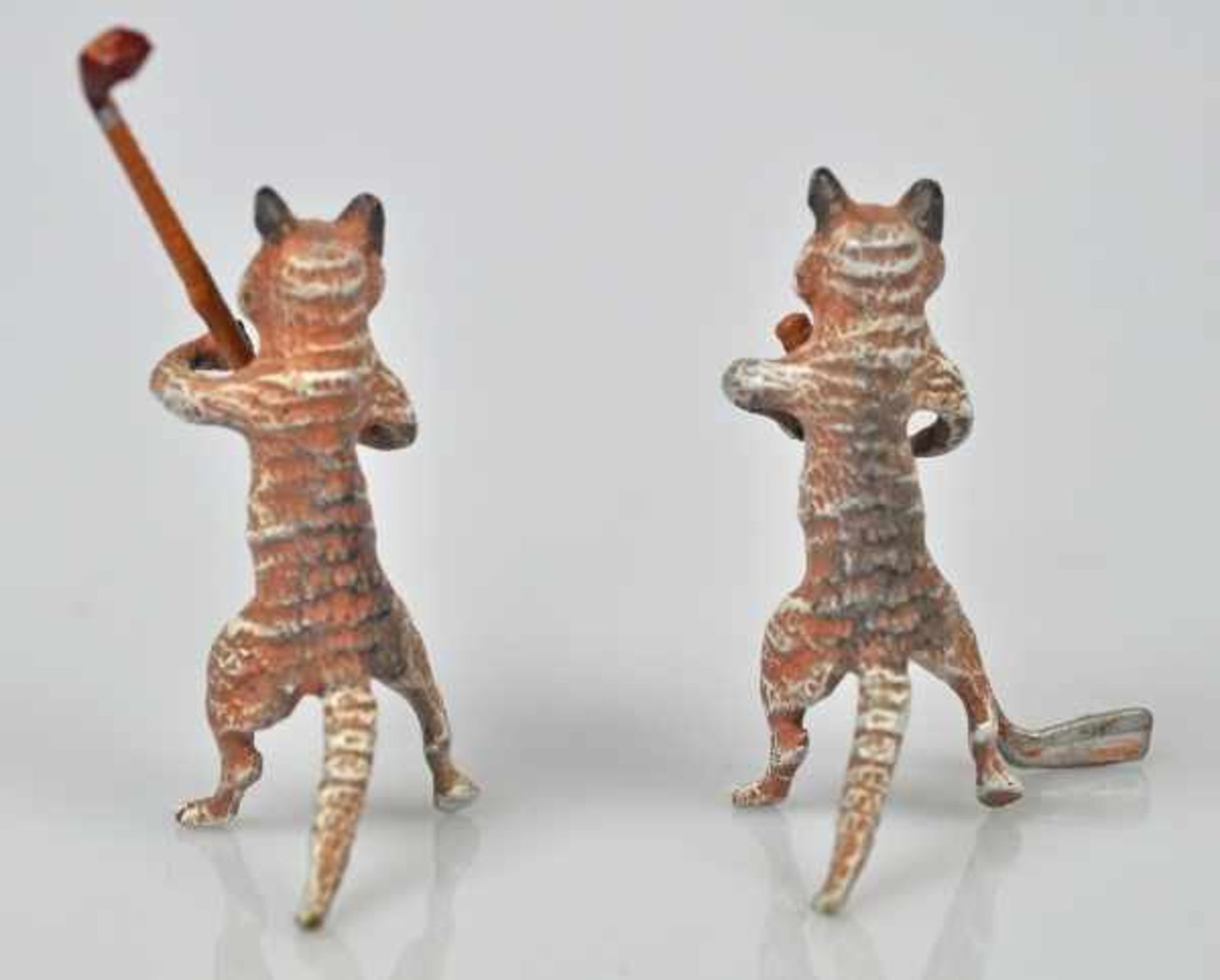 ZWEI KATZENGOLFER je mit Golfschläger, polychrom bemalt, Wiener Bronze, H 7cm - Image 3 of 3