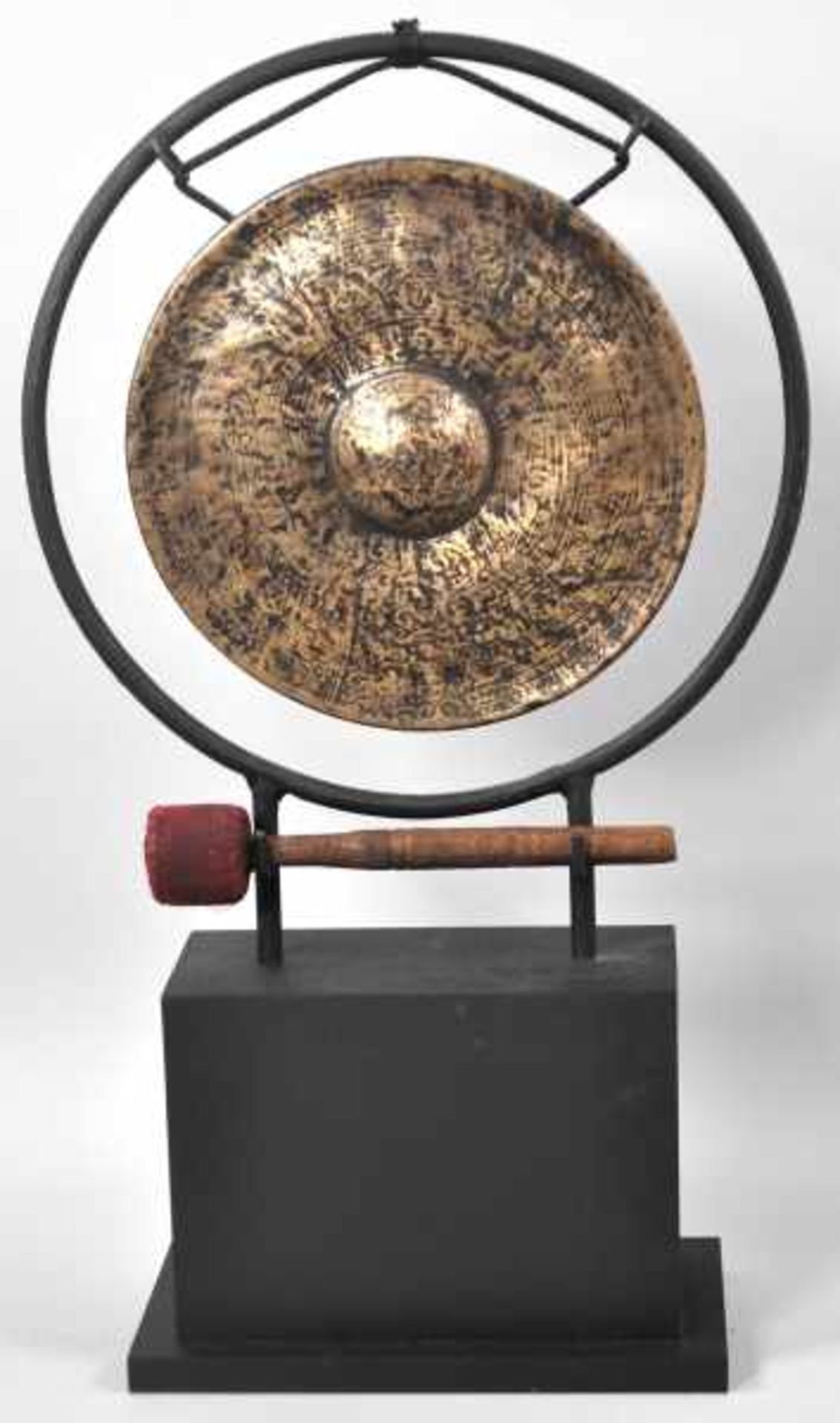 GONG Messing, im Holzständer auf Sockel, anbei Holzschlägel, China, D 23,5cm, H 56cm(komplett)