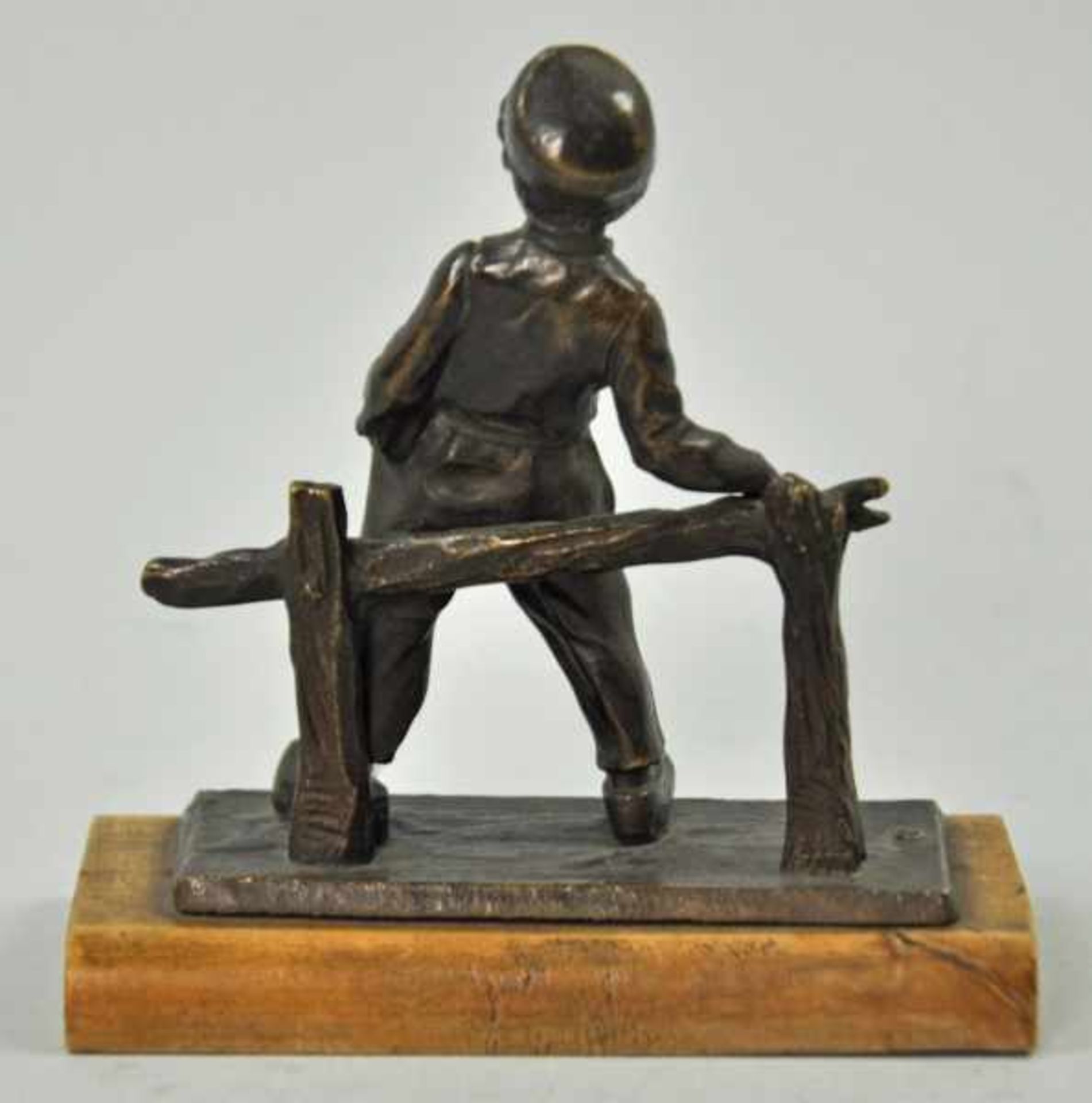 KLEINER JUNGE mit Münze, sich an Holzzaun anlehnend, Bronze patiniert, montiert auf Holzbasis, 19/ - Bild 3 aus 3