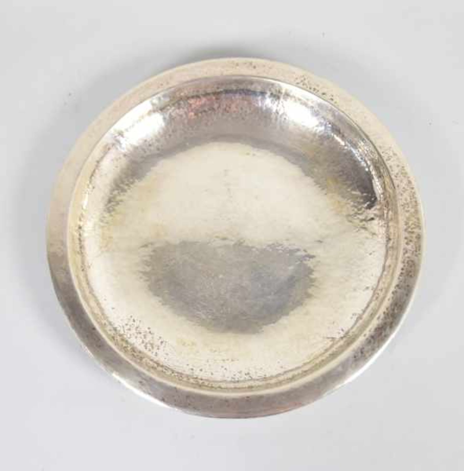 SCHALE rund, getieft, dekoriert mit Hammerschlagdekor, Silber 835, 528gr, D 27cm u. H 3cm - Bild 2 aus 3