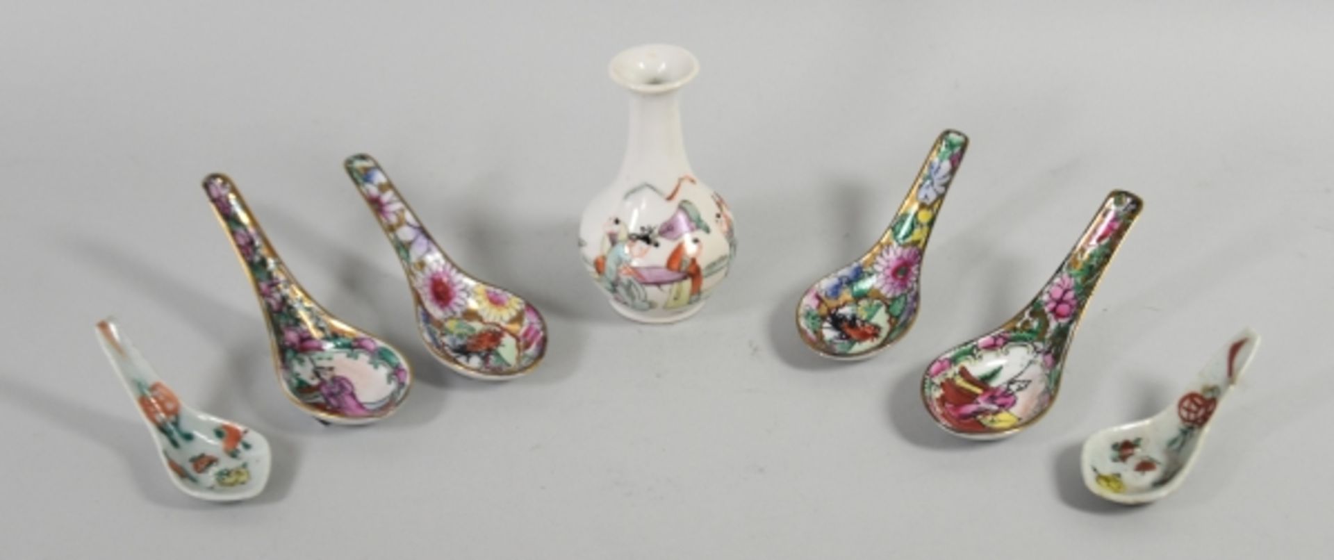 VASE u. 6 LÖFFELCHEN Vase polychrom mit Figuren bemalt, H 12cm, und 4 Löffel mit floralem Dekor,