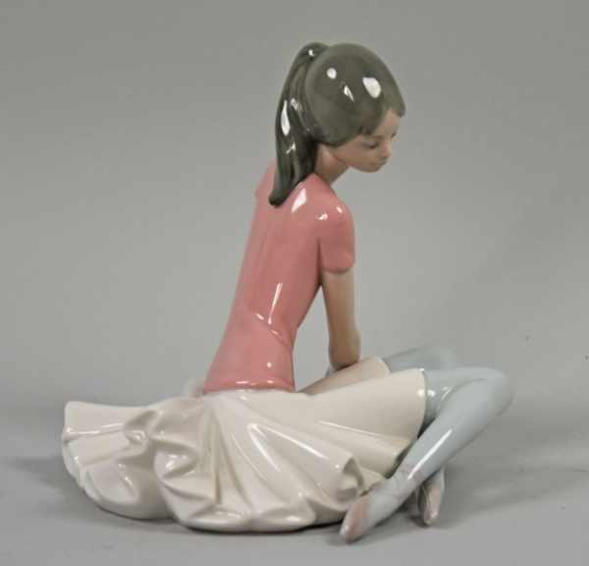BALLERINA auf dem Boden sitzend, mit rosa Shirt u. Tütü, den Kopf leicht verträumt zur Seite - Bild 6 aus 9