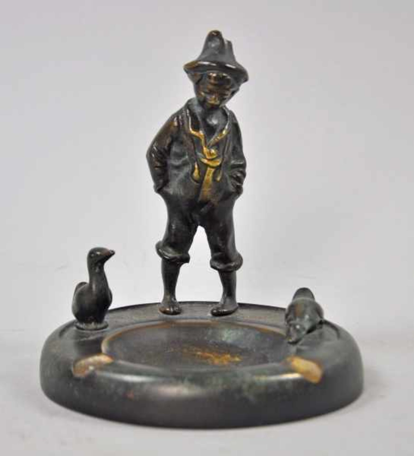 GÄNSEHÜTEJUNGE mit zwei Gänsen, als Aschenbecher, Bronze patiniert, um 1900, H 15cm, D 15cm