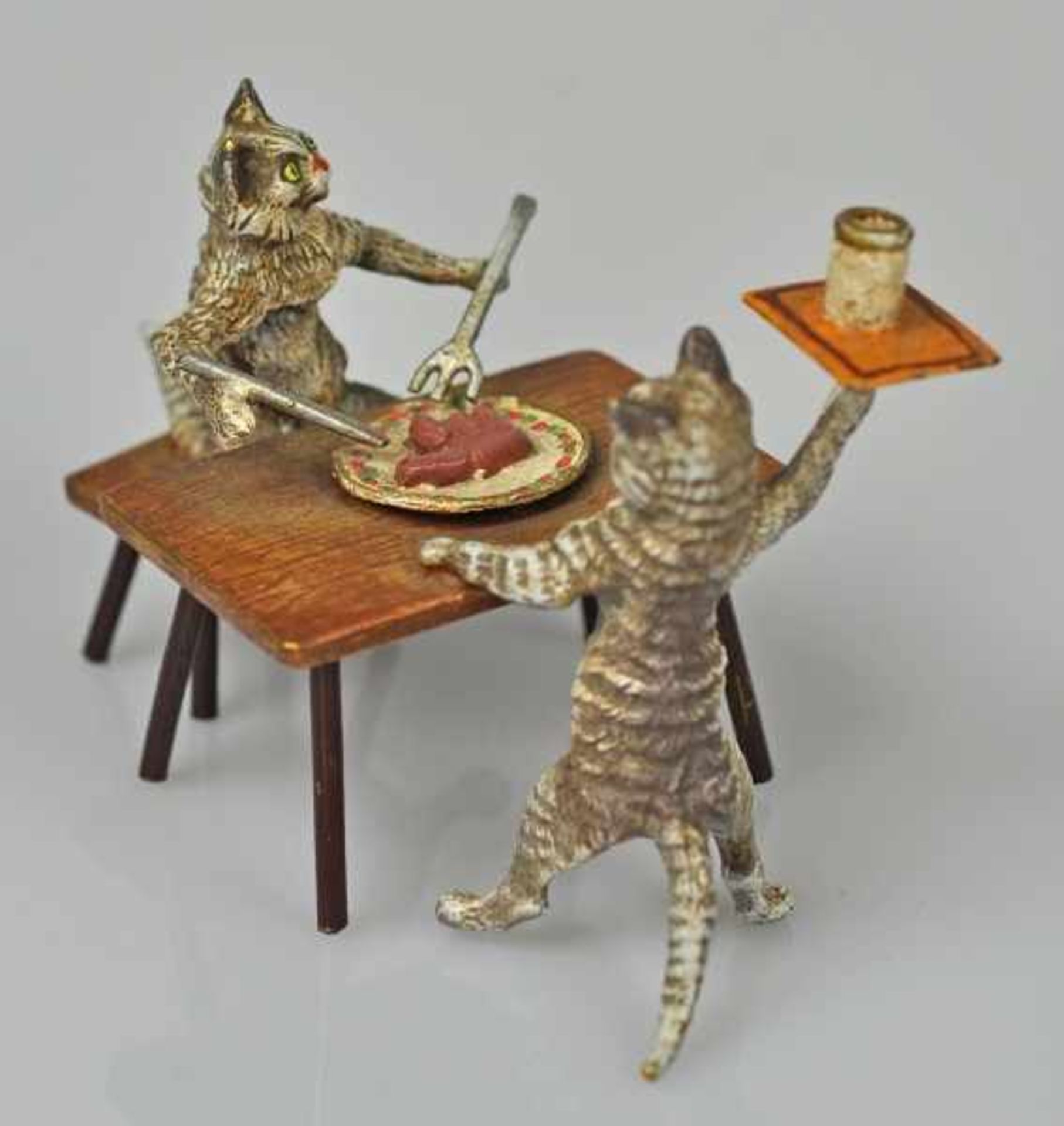 KATZENWIRTSCHAFT Katze am Tisch beim Essen, vor ihr weitere Katze als Kellner mit Tablett, Wiener - Bild 3 aus 4