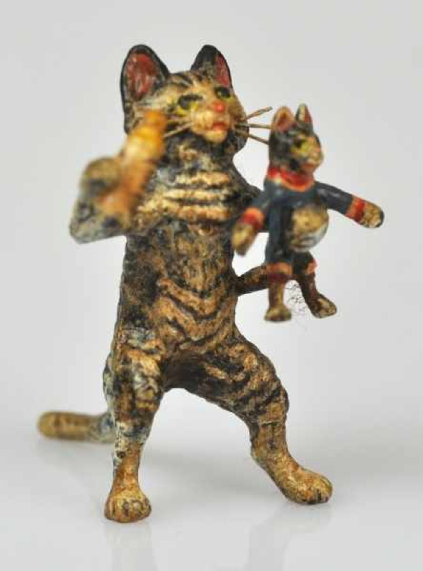 KATZE MIT BABY in ihrem Arm, in der anderen Hand ein Fläschchen, Wiener Bronze, Marke verschlagen, - Bild 2 aus 4