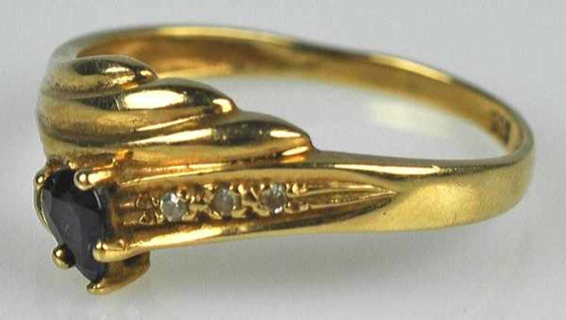 RING gerippter Dekor mit kleinem tropfenförmigem Saphir, 3 kleinen Diamanten als Besatz, Gelbgold - Bild 2 aus 3
