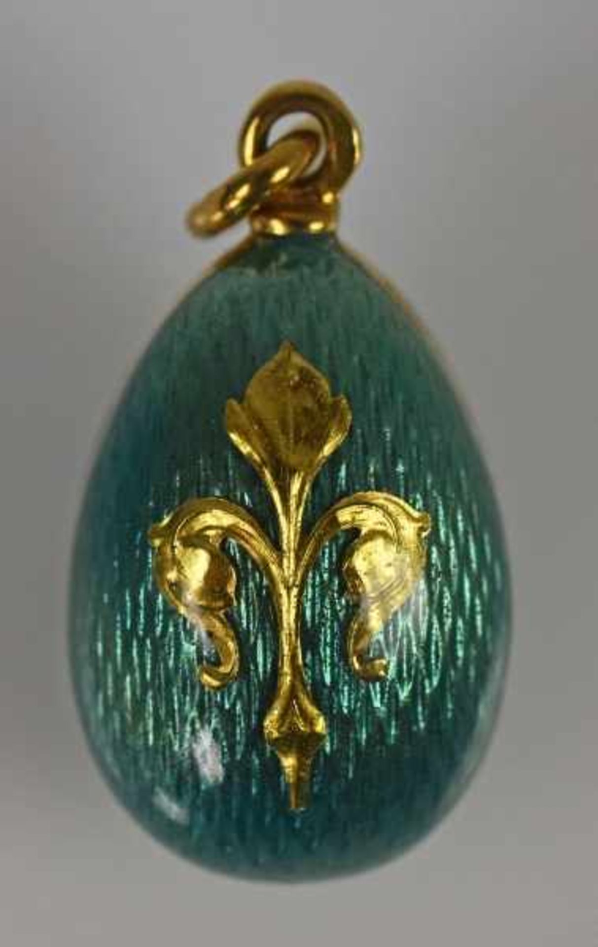 ANHÄNGER in Eiform, türkises Email mit aufgelegter Goldlilie, Gelbgold 18ct, bez. Fabergé, Ex.-Nr.