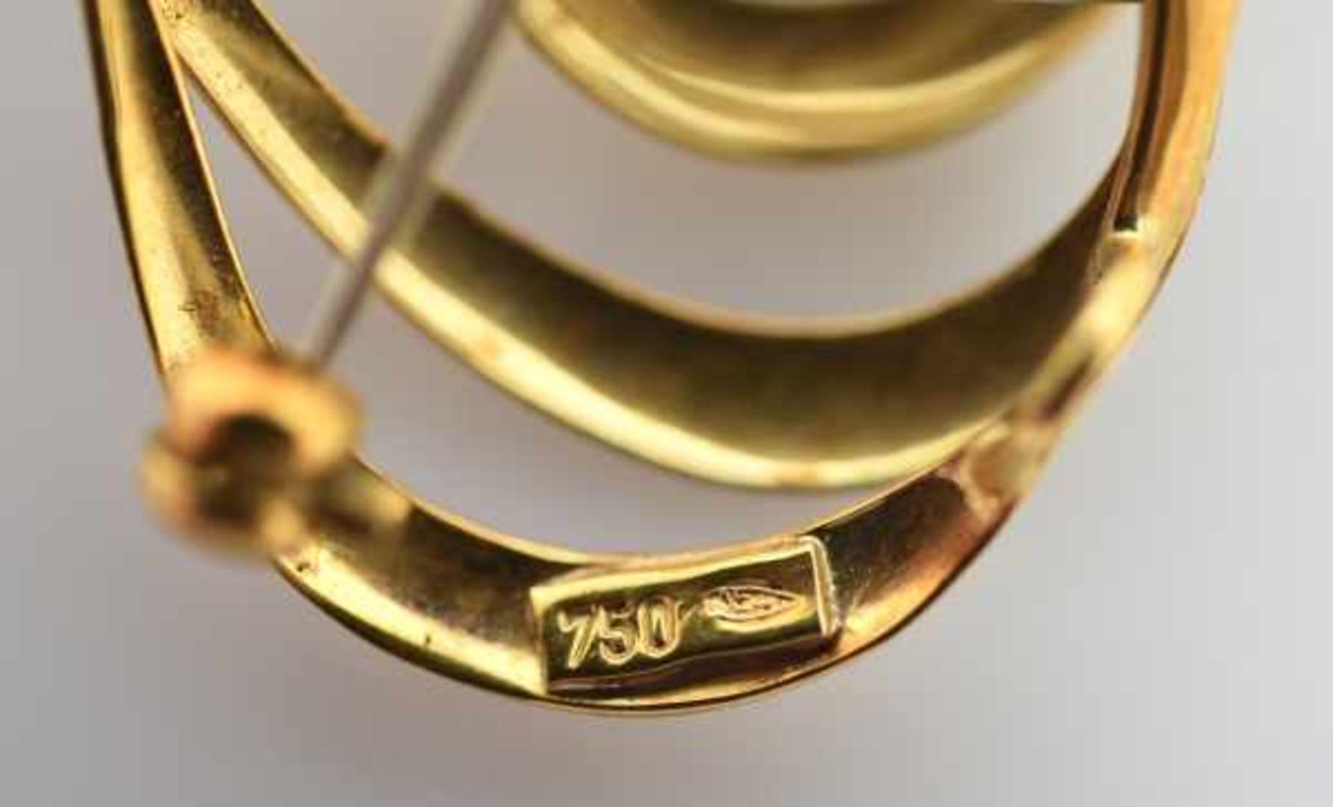 BROSCHE in stilisierter Blattform aus Goldbändern mit Weißgoldbögen und weißer Zuchtperle in der - Bild 2 aus 3