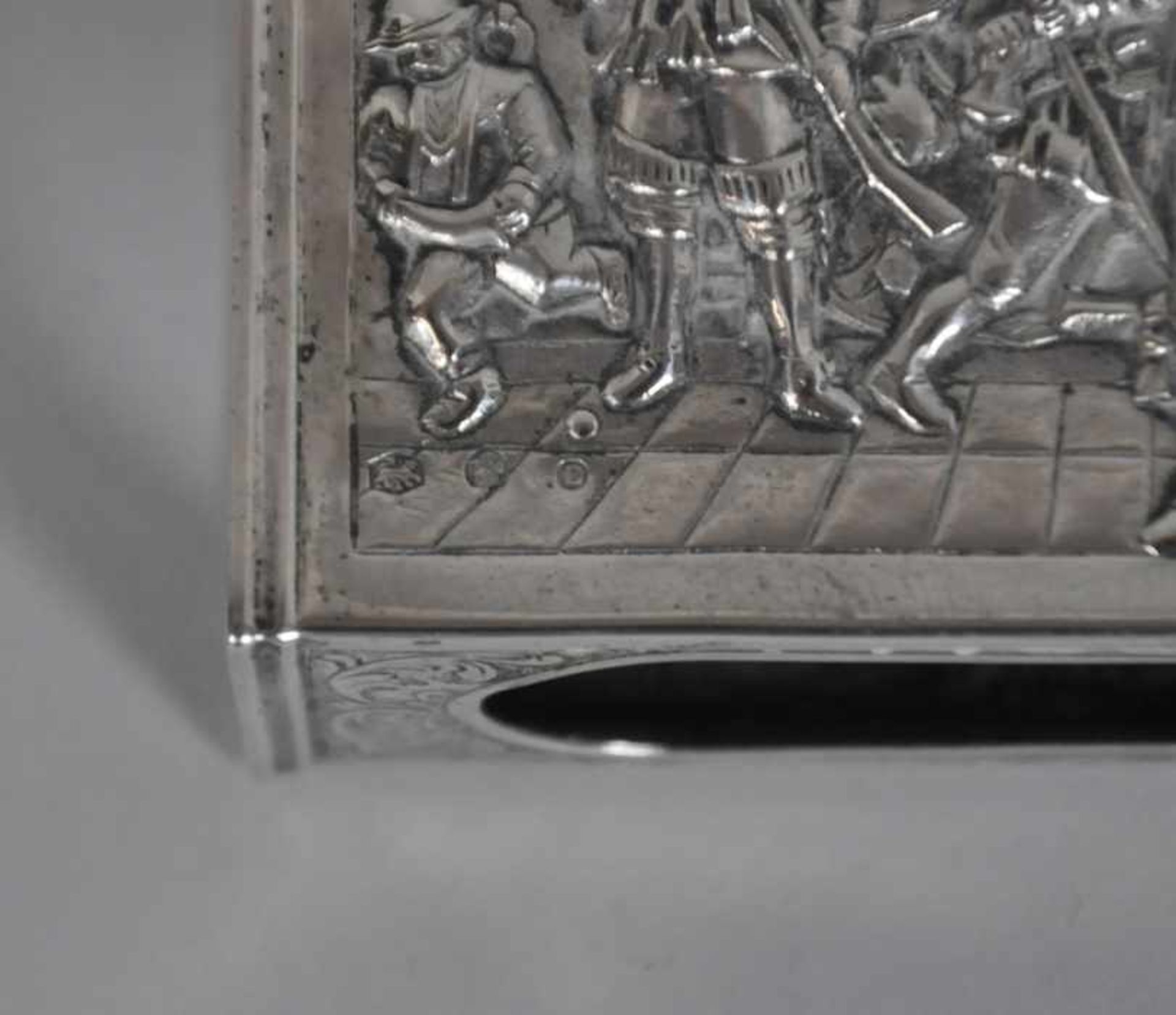 STREICHHOLZHALTER rechteckig mit seitlichen Aussparungen, im Zentrum Soldatenszene mit Hund als - Bild 8 aus 9