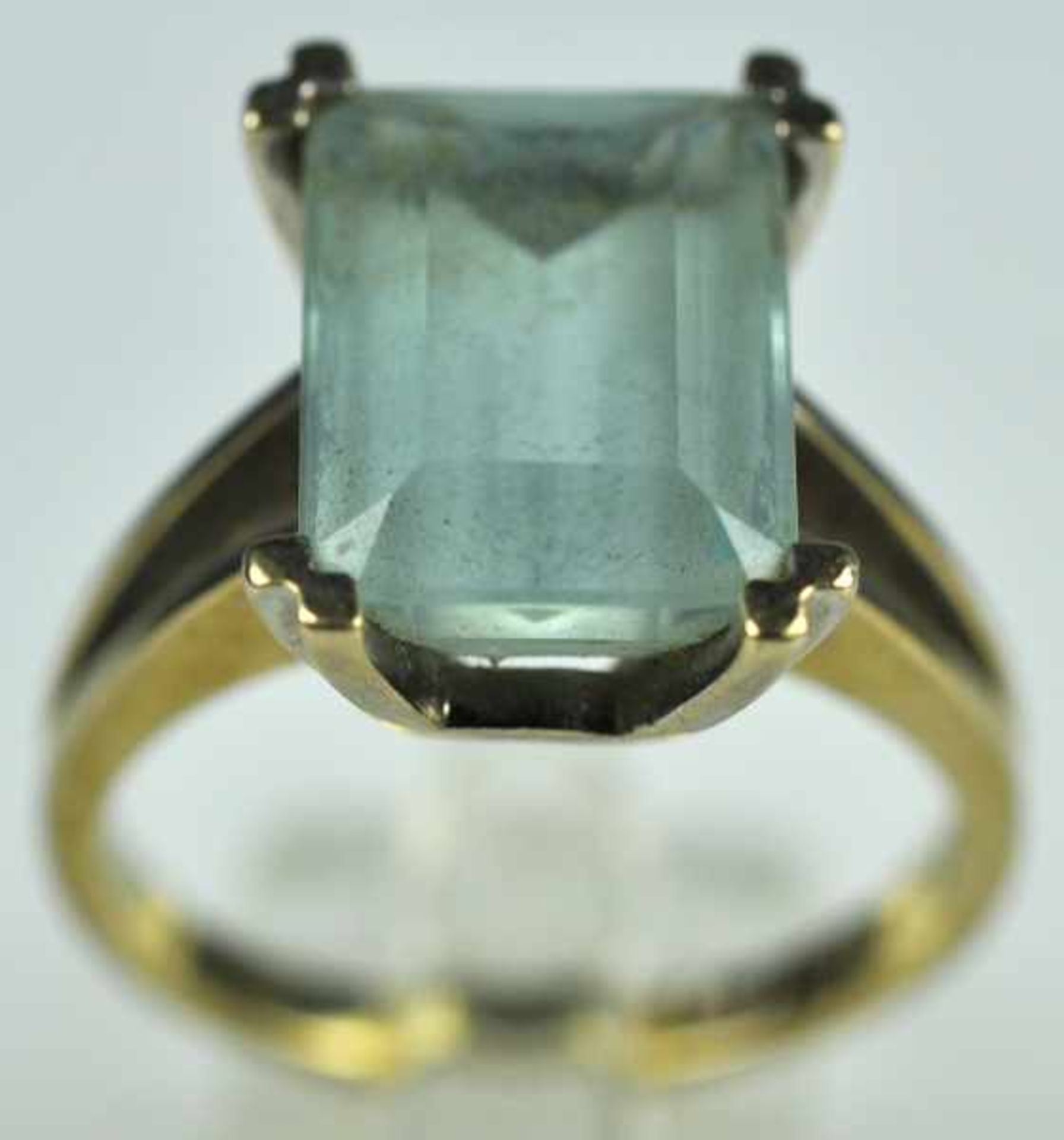 RING rechteckiger, hellblauer Stein mit Treppenschliff, wohl Aquamarin, in Weißgoldfassung 18ct, Gr.