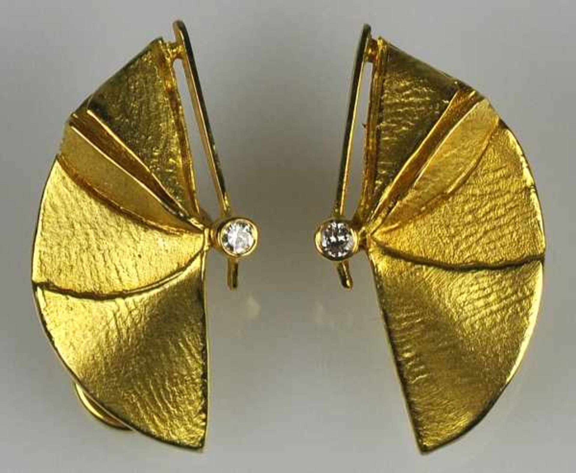 PAAR MODERNE OHRCLIPS in Blattform mit je einem kleinen Diamanten, rückseitig Clipmontur, Gelbgold