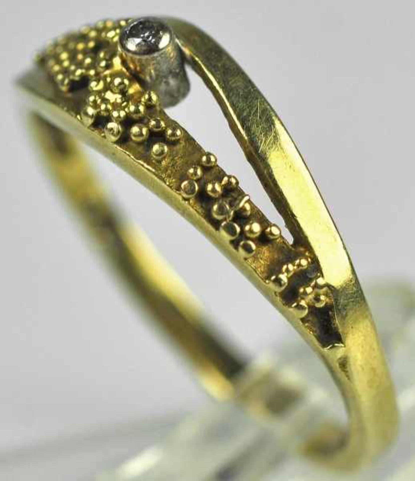 ZWEI RINGE verschieden, Ring mit kleinem Diamantsolitär um 0,15ct in Gelbgold 14ct, Gr. 54 und - Bild 3 aus 5