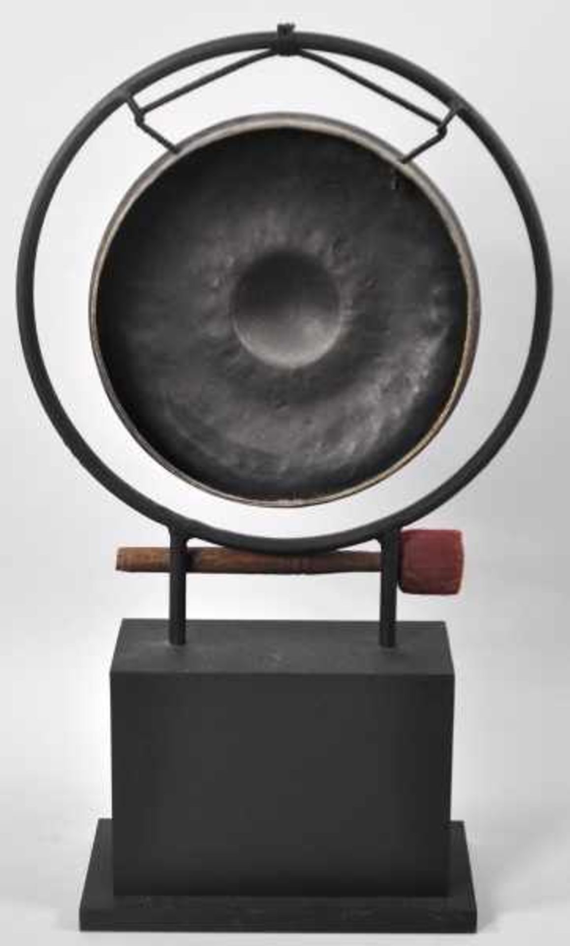 GONG Messing, im Holzständer auf Sockel, anbei Holzschlägel, China, D 23,5cm, H 56cm(komplett) - Image 2 of 2