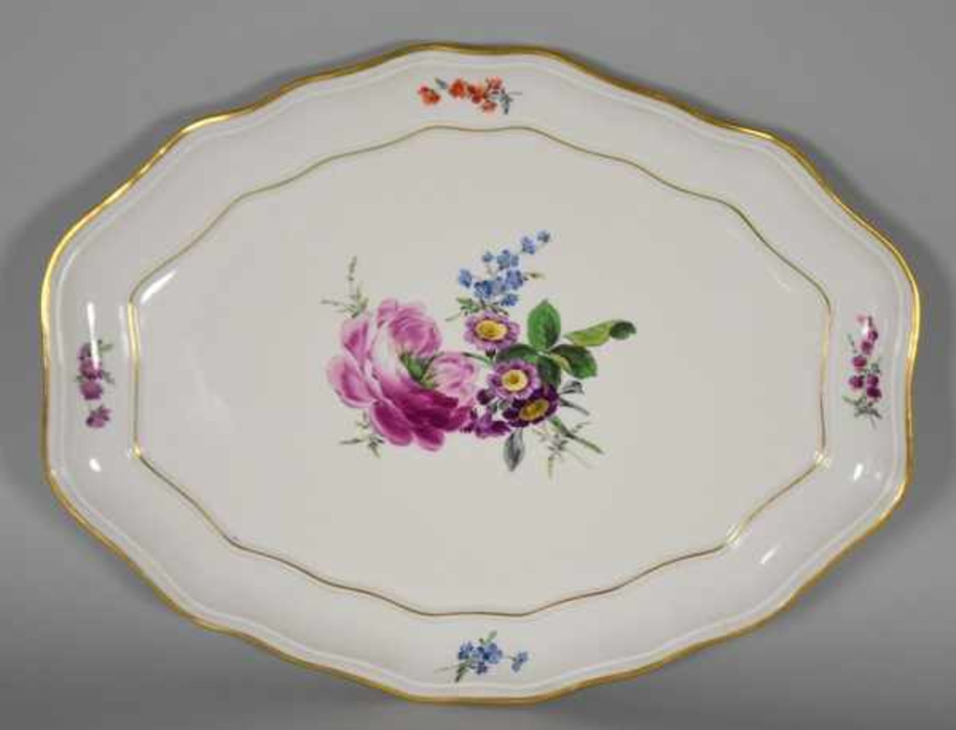 GROSSE PLATTE oval mit geschwungenen getreppten Rändern, fein polychrom bemalt mit floralen Motiven,