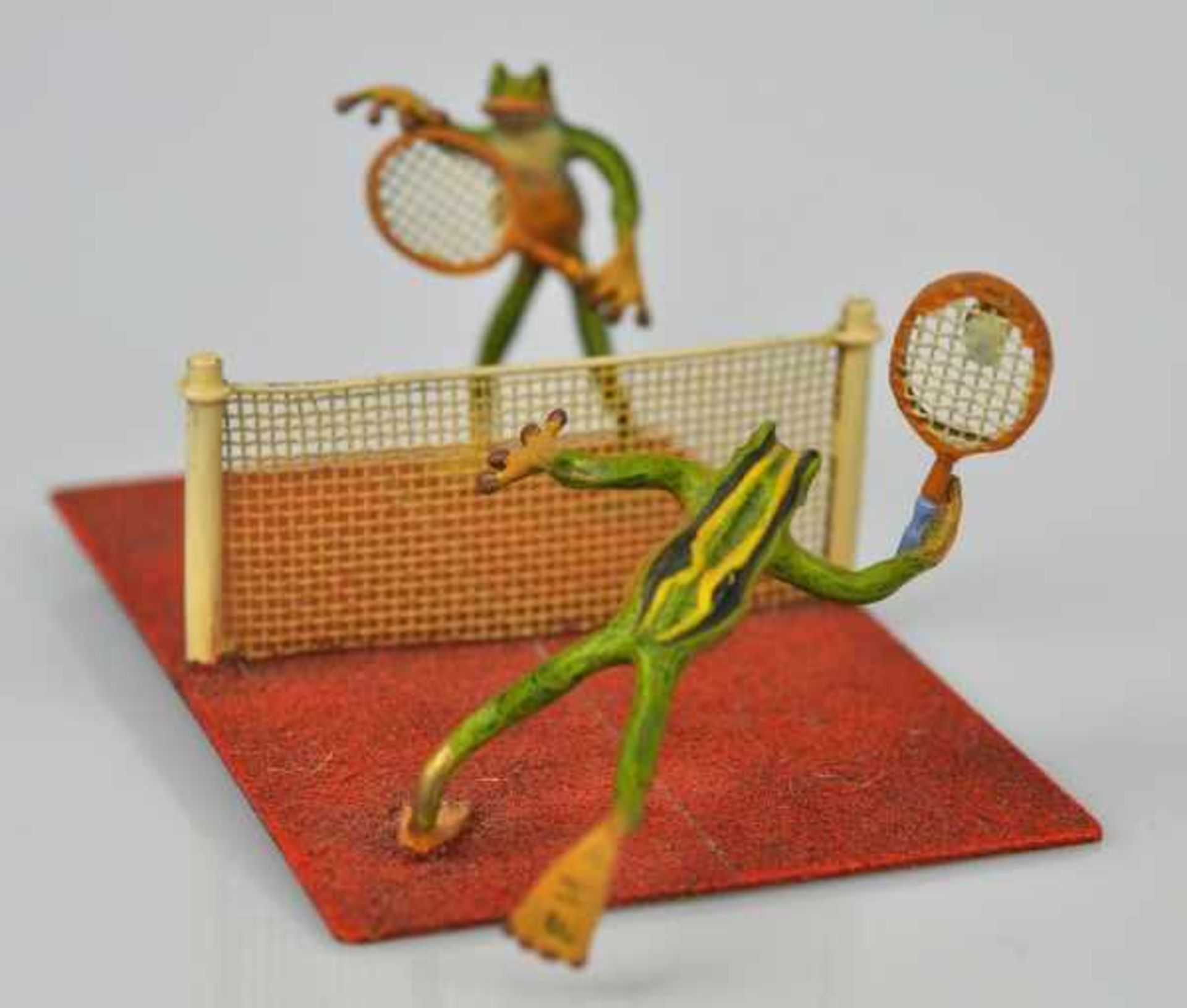 FRÖSCHE BEIM TENNISSPIEL auf rotem Tennisfeld, Wiener Bronze, fein polychrom bemalt, Unterseite - Image 2 of 4