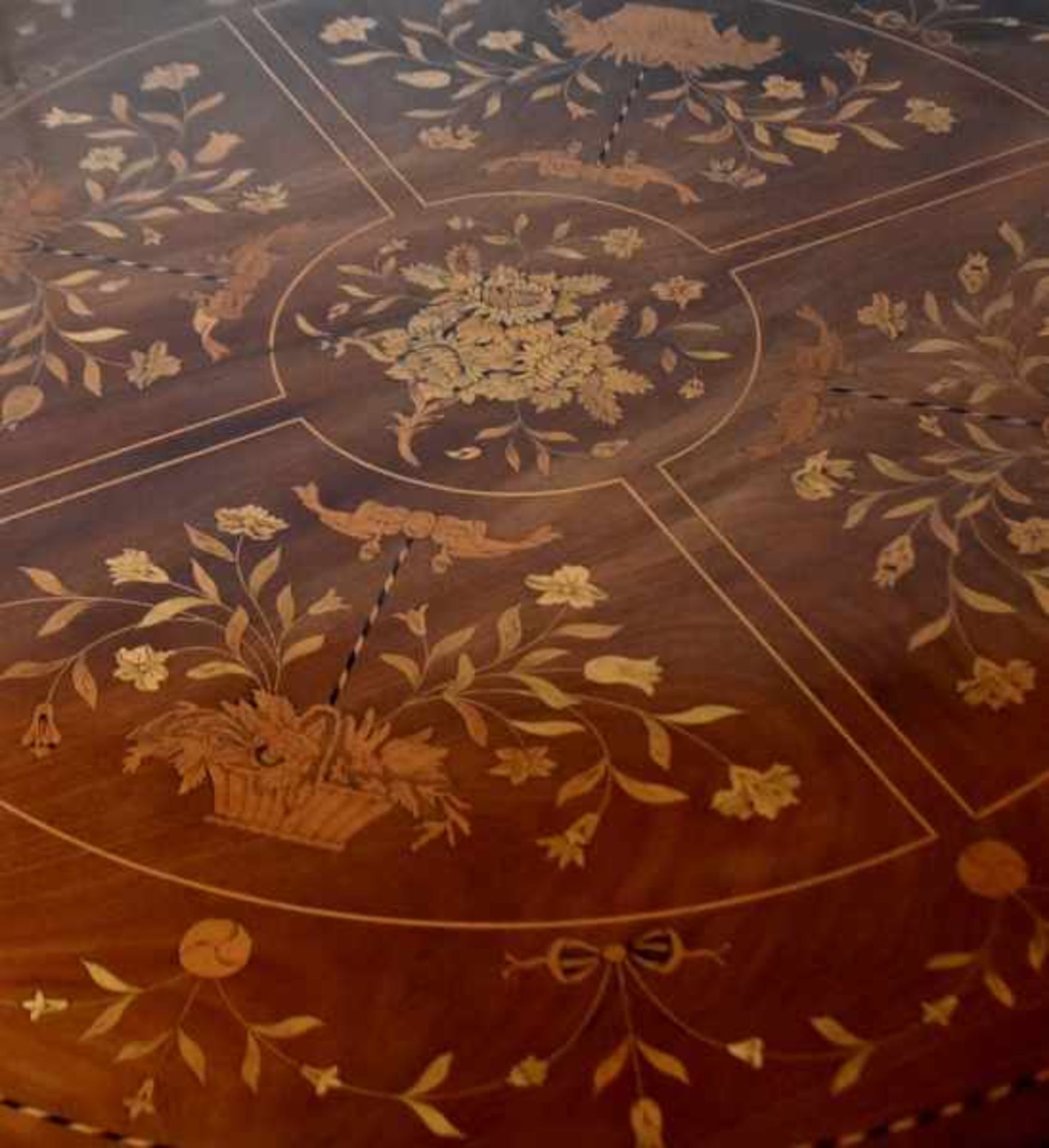 PRUNKVOLLER TISCH runde Platte mit reichen Fruchtholz-Intarsien: 4 große Blütenkörbe, mittig - Bild 4 aus 5