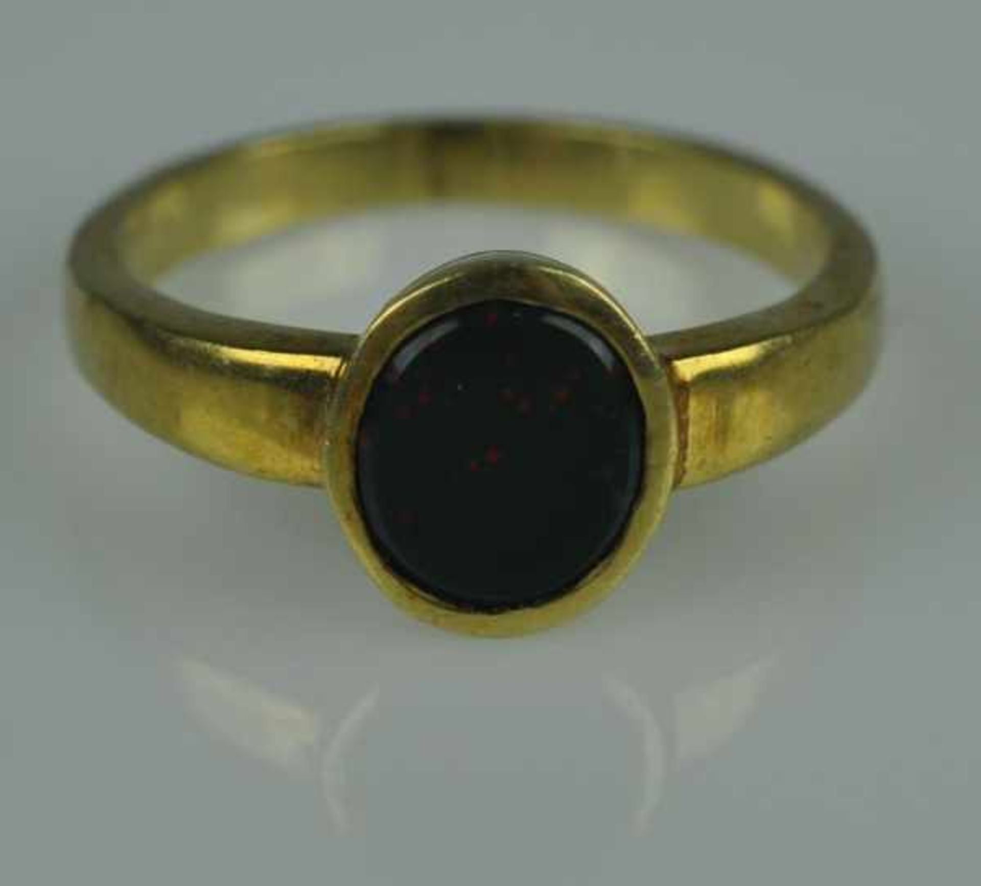 RING mit runder Jaspisplatte in schlichter Gelbgold-Fassung 14ct, 3,7g, Gr. 55