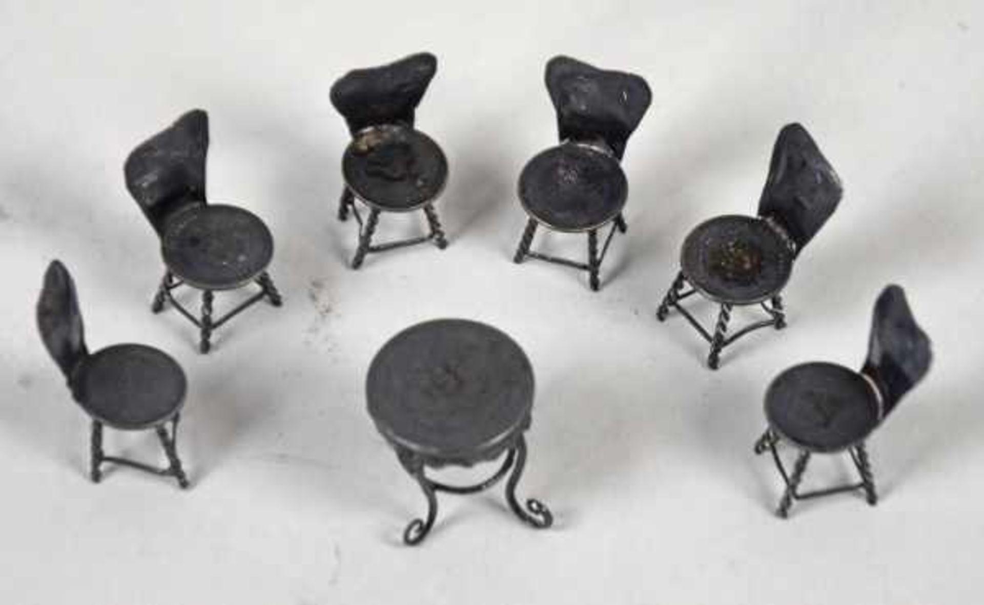 MINIATUR-SITZGRUPPE bestehend aus 6 Stühlen u. einem Tisch, gefertigt aus 1 Mace 4.4 Candareens u. - Bild 3 aus 7