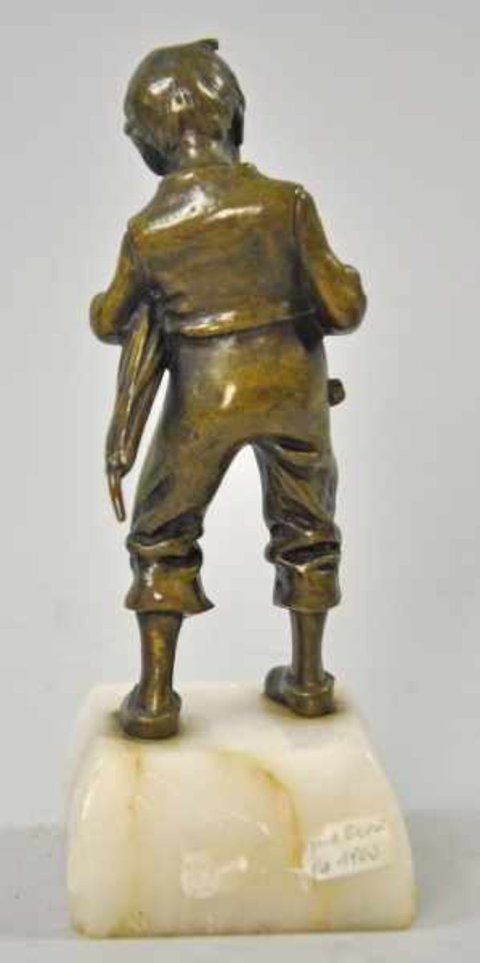 JUNGE mit Schirm, abgebrochener Griff, Bronze goldbraun patiniert, auf rechteckigem weißen - Bild 2 aus 4