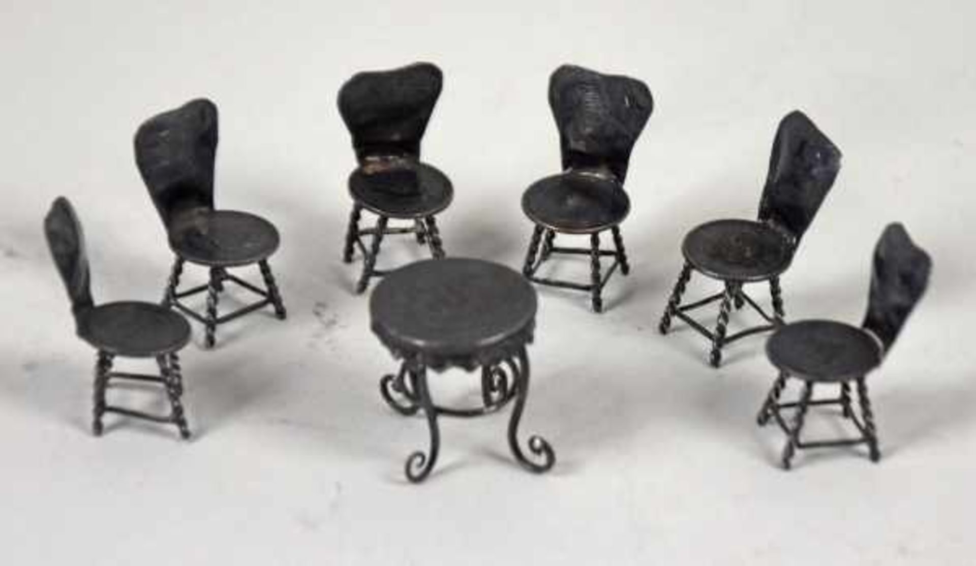 MINIATUR-SITZGRUPPE bestehend aus 6 Stühlen u. einem Tisch, gefertigt aus 1 Mace 4.4 Candareens u.
